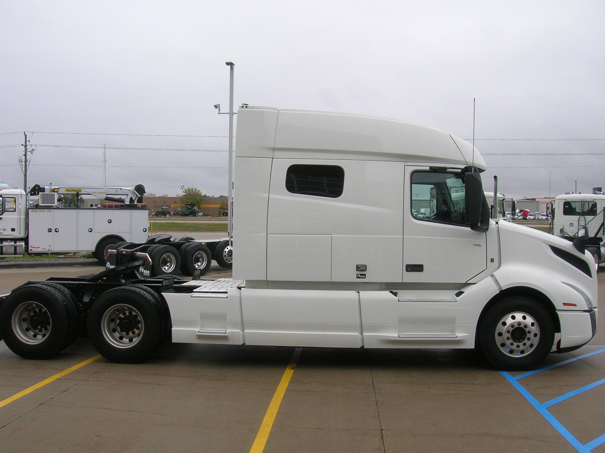 2022 VOLVO VNL64T740 - image 4 of 6