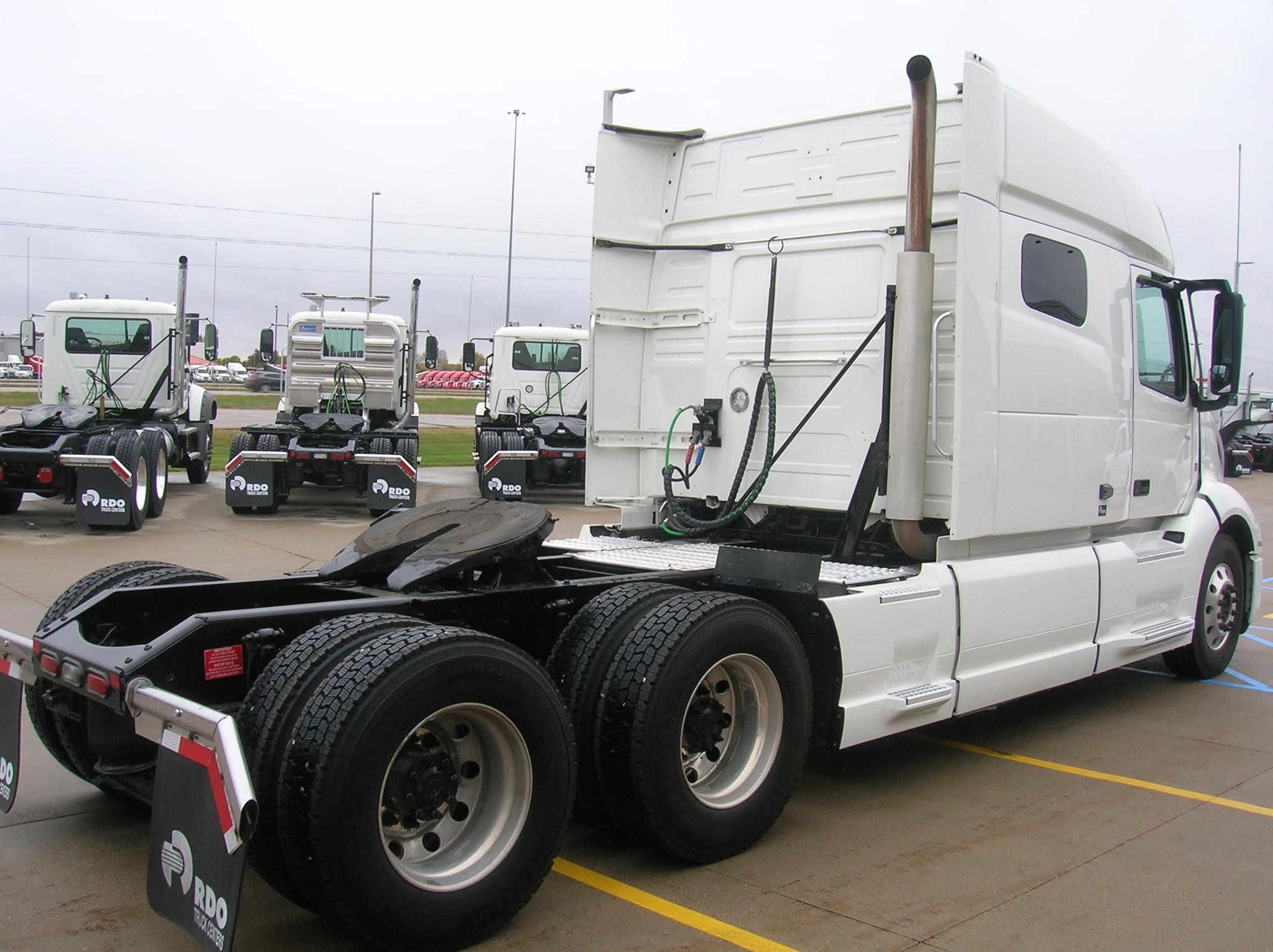 2022 VOLVO VNL64T740 - image 5 of 6