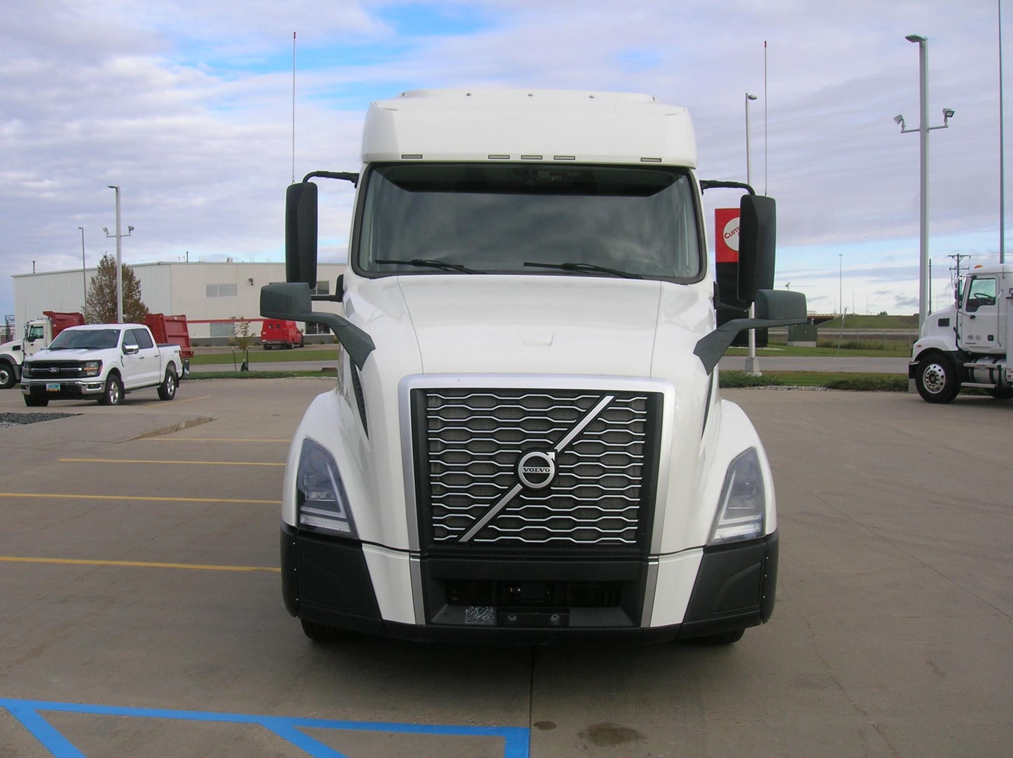 2021 VOLVO VNL64T740 2021 VOLVO VNL64T740 - image 2 of 6