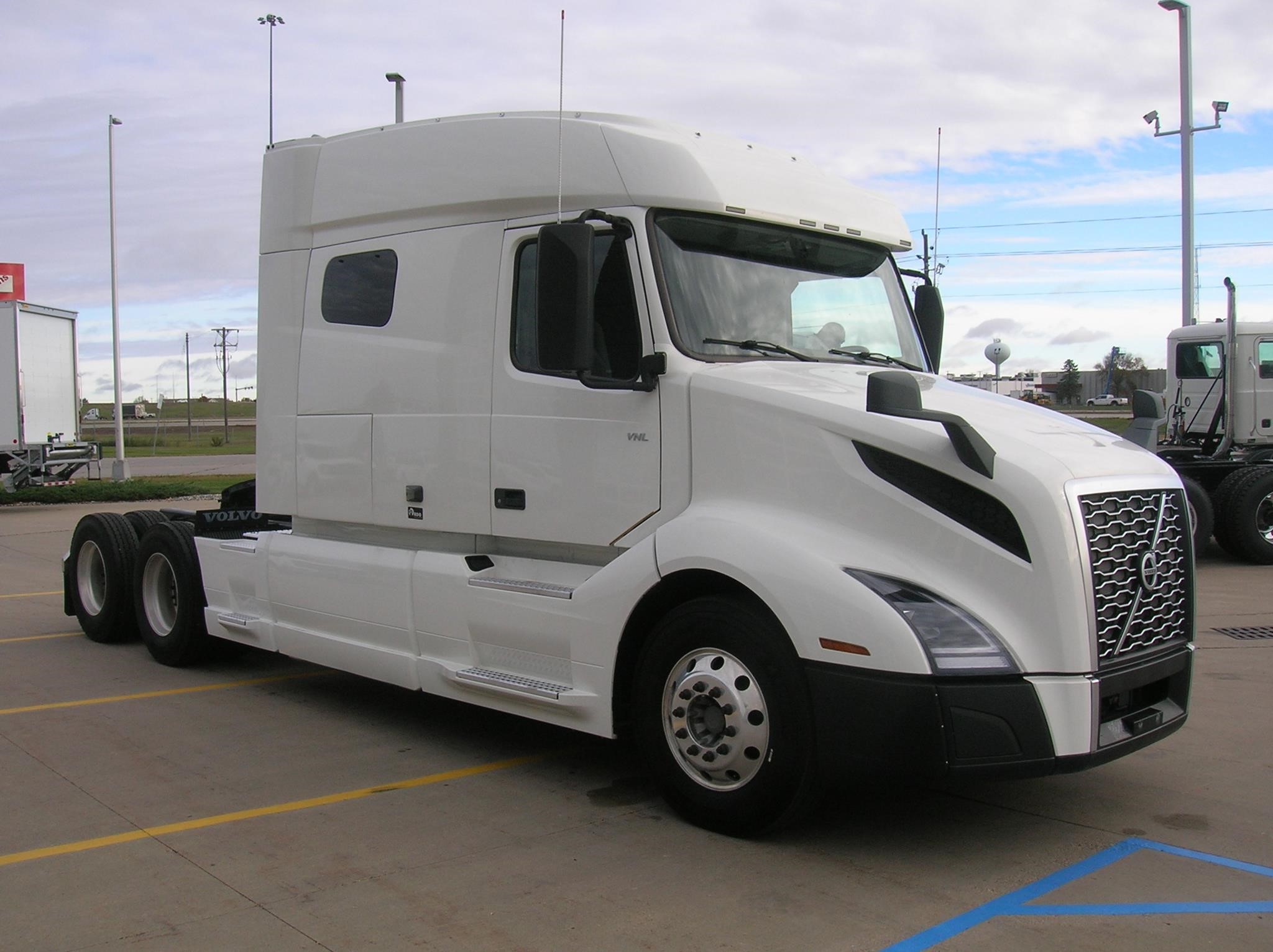 2021 VOLVO VNL64T740 2021 VOLVO VNL64T740 - image 3 of 6