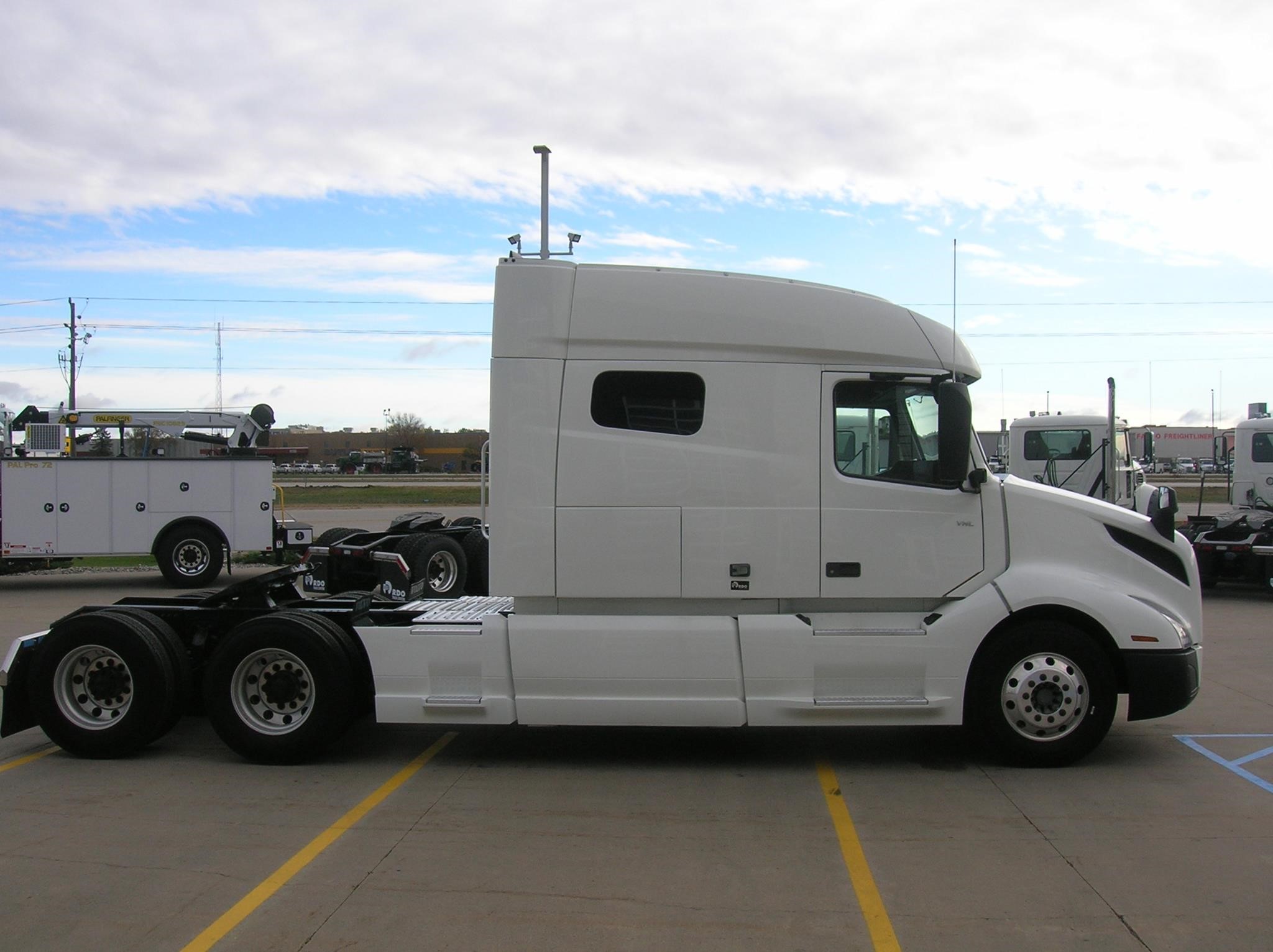 2021 VOLVO VNL64T740 2021 VOLVO VNL64T740 - image 4 of 6
