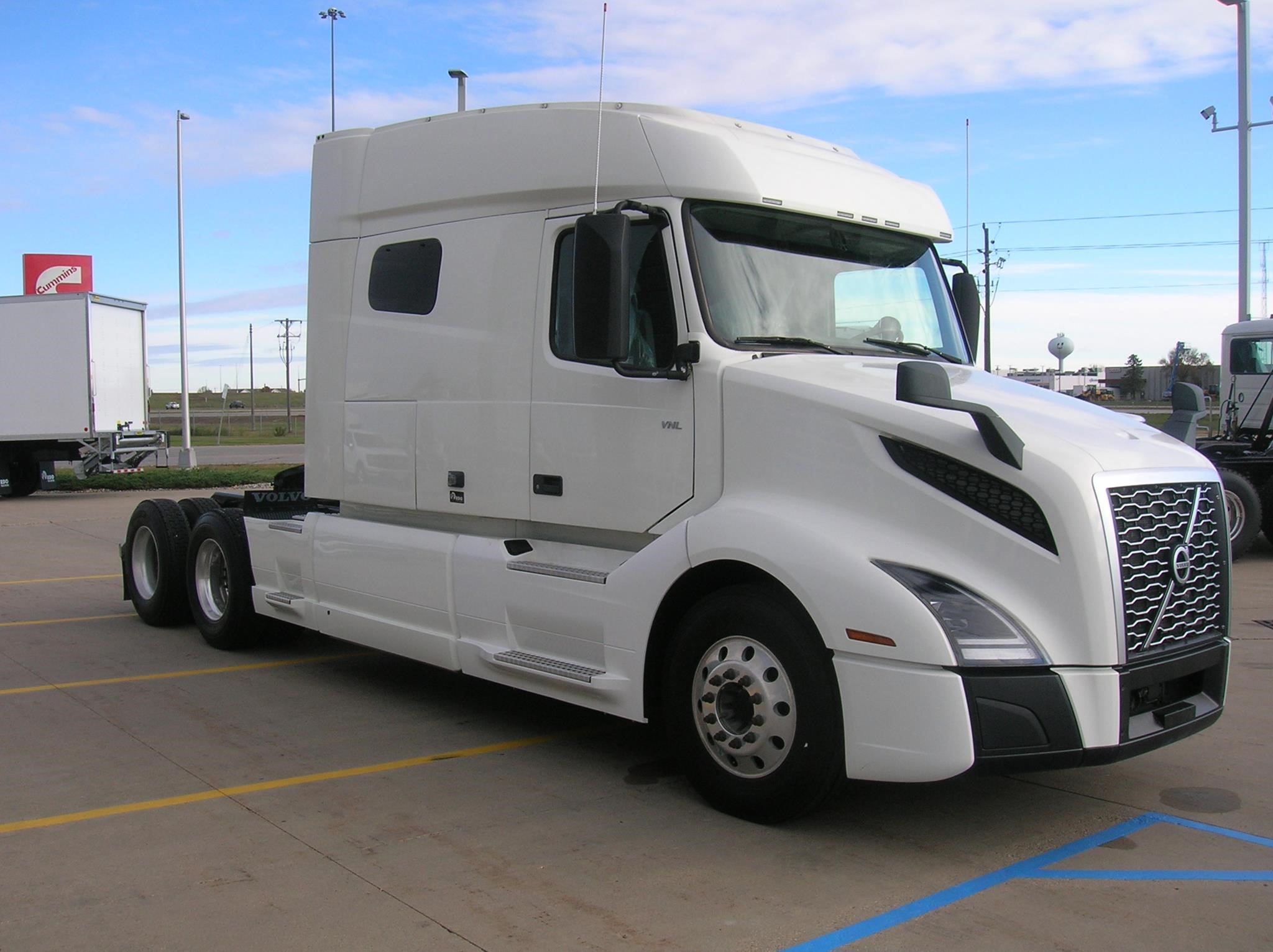 2019 VOLVO VNL64T740 2019 VOLVO VNL64T740 - image 3 of 6