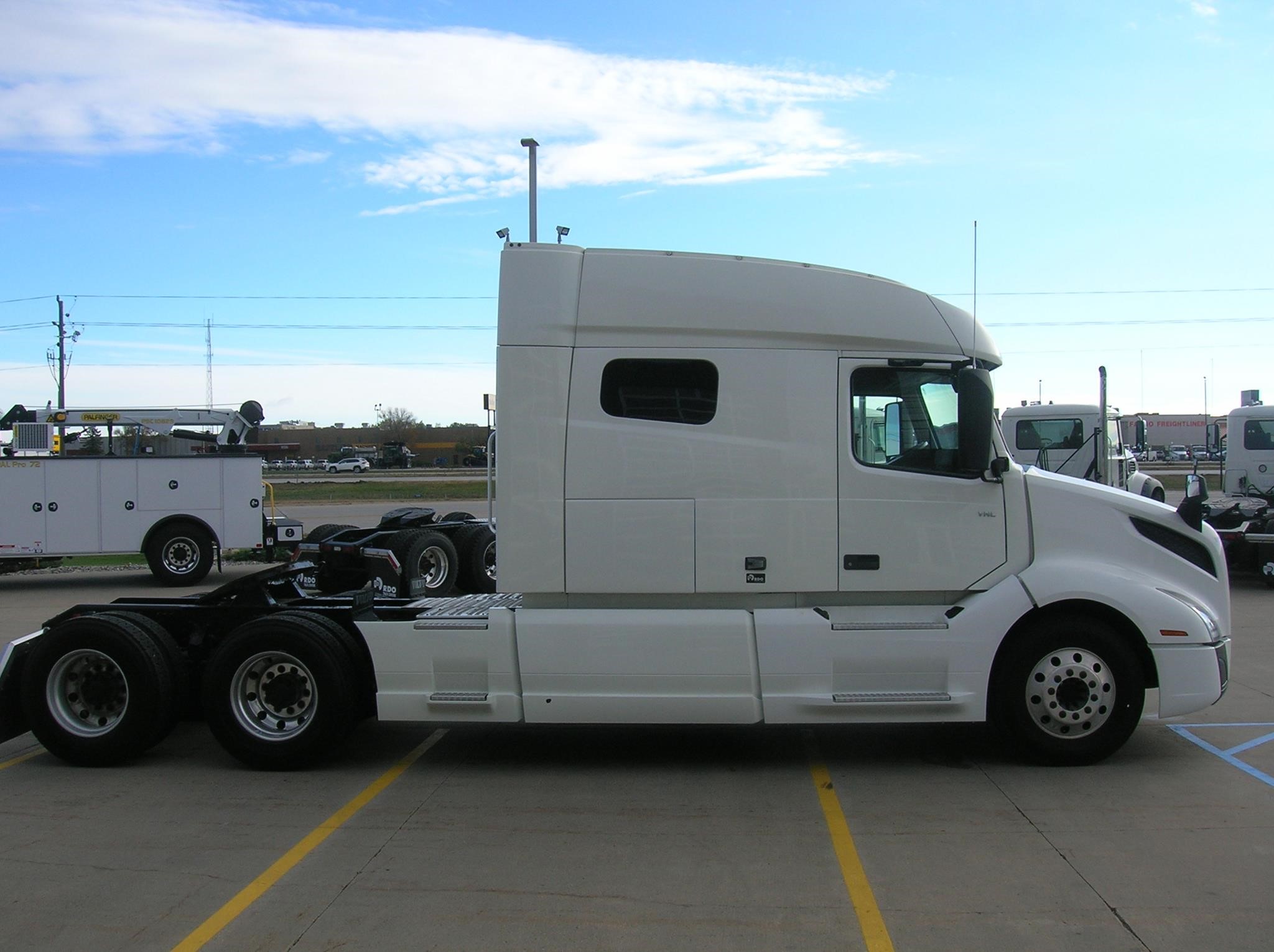 2019 VOLVO VNL64T740 2019 VOLVO VNL64T740 - image 4 of 6