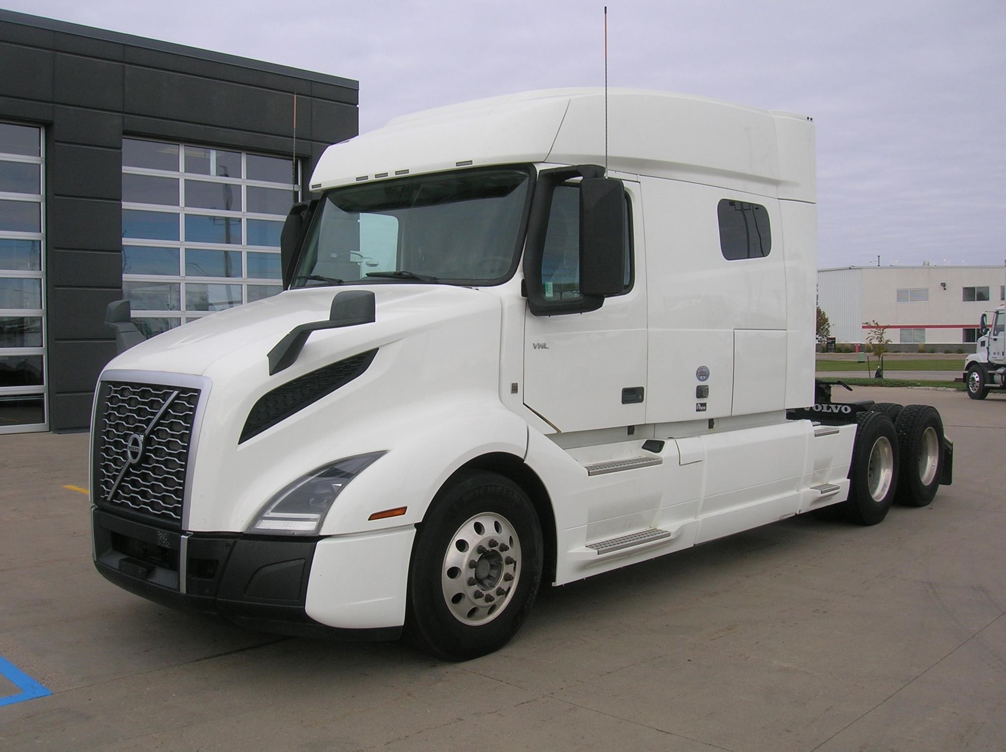2022 VOLVO VNL64T740 2022 VOLVO VNL64T740 - image 1 of 6