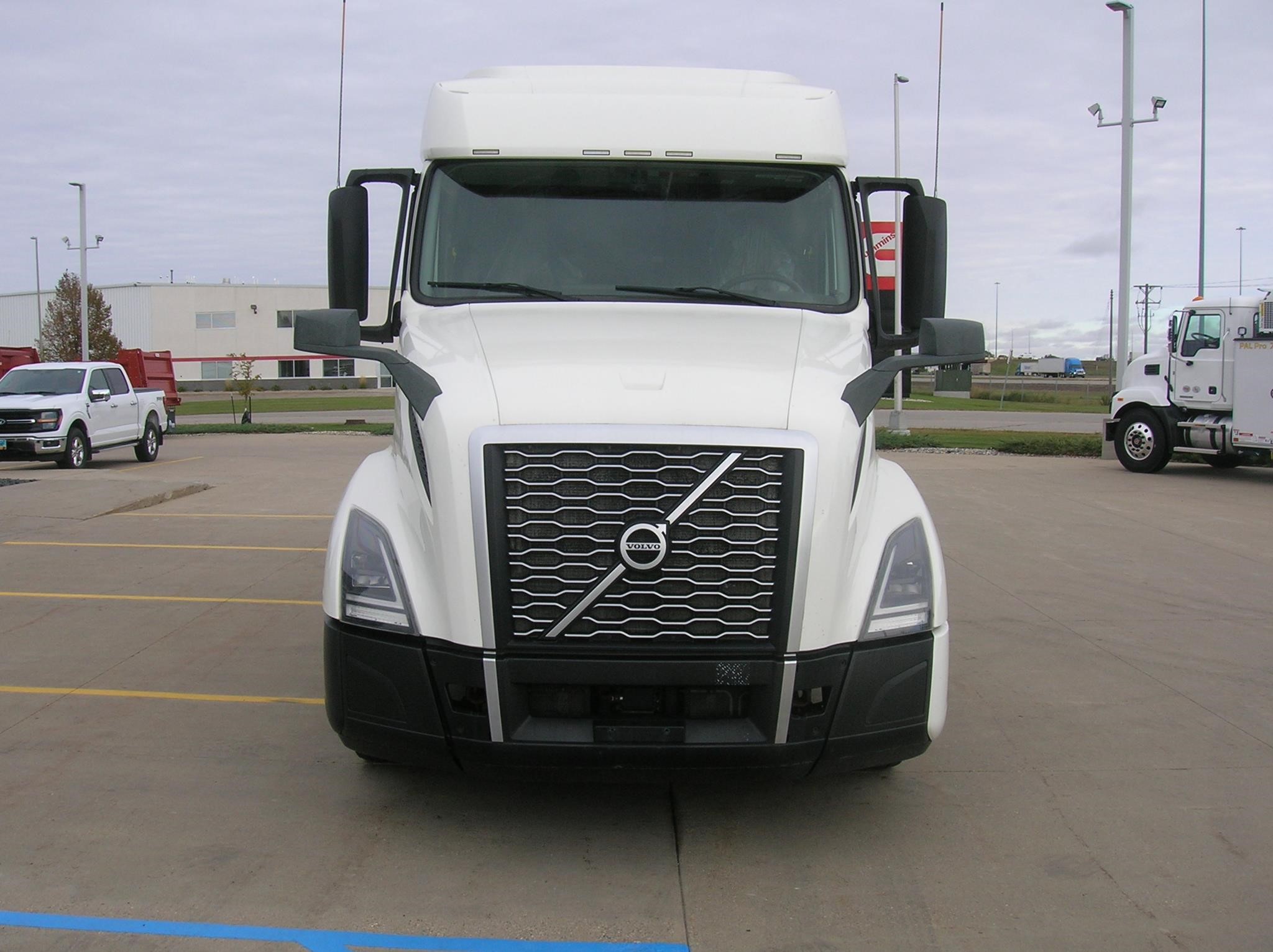 2022 VOLVO VNL64T740 2022 VOLVO VNL64T740 - image 2 of 6