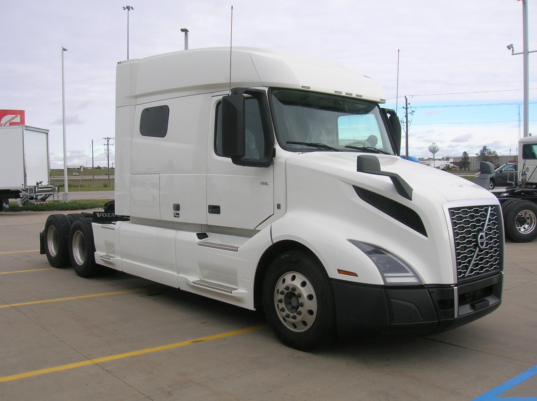 2022 VOLVO VNL64T740 2022 VOLVO VNL64T740 - image 3 of 6