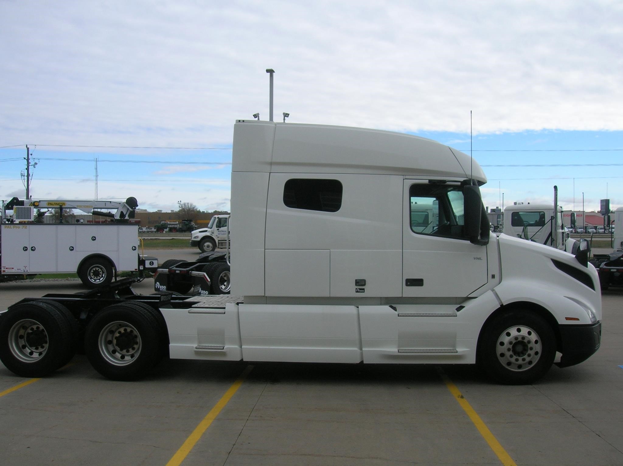 2022 VOLVO VNL64T740 2022 VOLVO VNL64T740 - image 4 of 6
