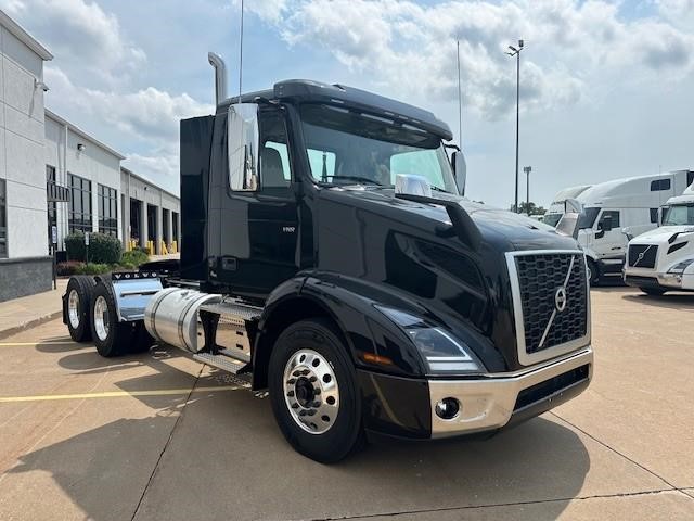 2026 VOLVO VNR64T300 2026 VOLVO VNR64T300 - image 2 of 6