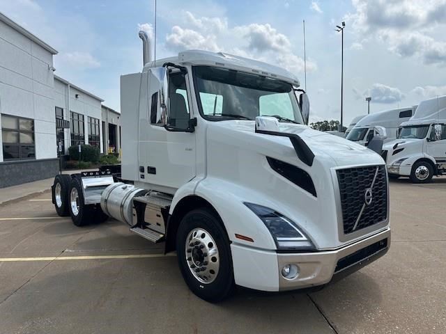 2026 VOLVO VNR64T300 2026 VOLVO VNR64T300 - image 2 of 3