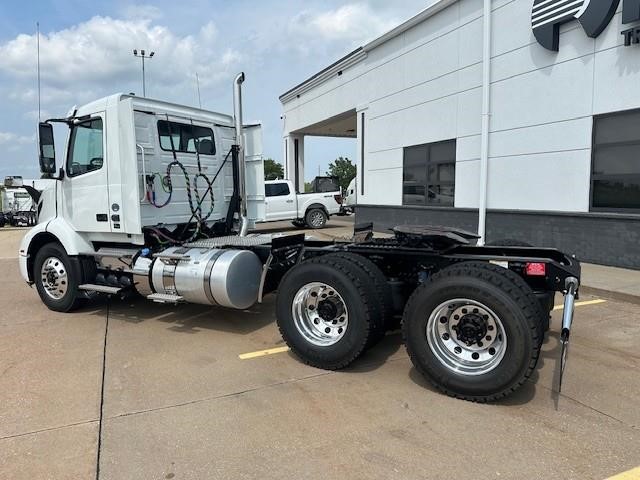 2026 VOLVO VNR64T300 2026 VOLVO VNR64T300 - image 4 of 6