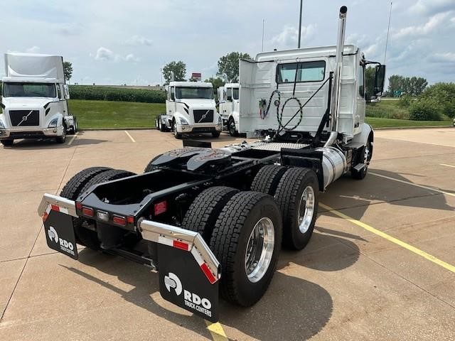 2026 VOLVO VNR64T300 2026 VOLVO VNR64T300 - image 3 of 6