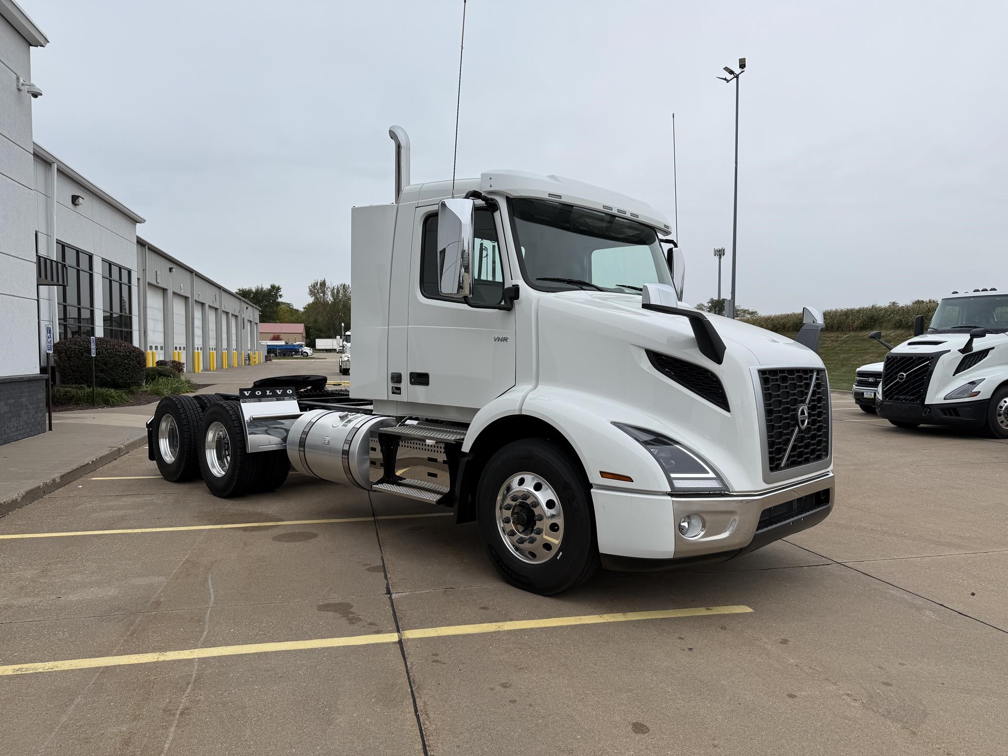 2026 VOLVO VNR64T300 2026 VOLVO VNR64T300 - image 3 of 6