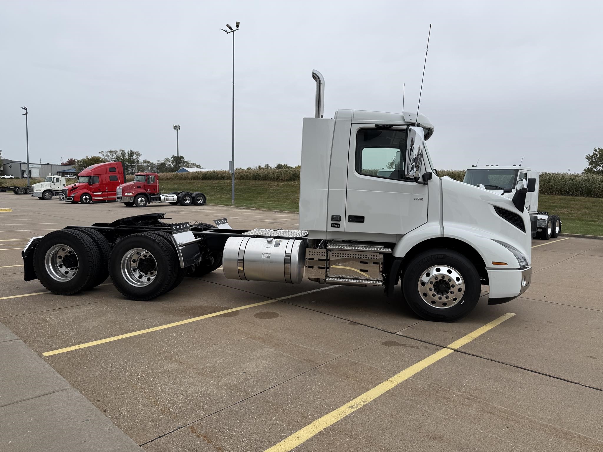 2026 VOLVO VNR64T300 2026 VOLVO VNR64T300 - image 4 of 6