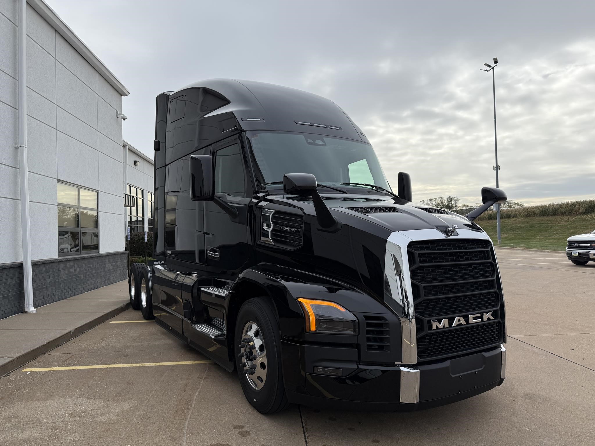 2026 MACK PIONEER 64T 2026 MACK PIONEER 64T - image 3 of 6