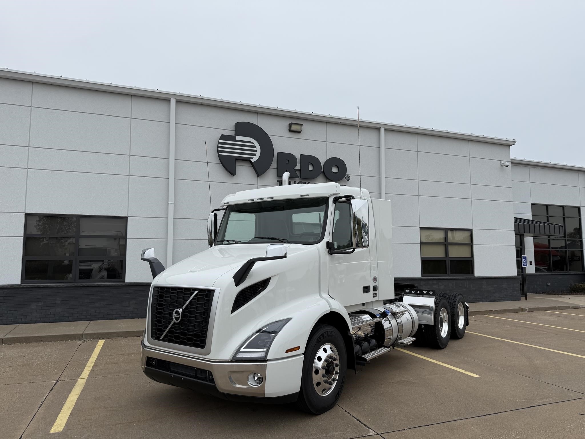 2026 VOLVO VNR64T300 2026 VOLVO VNR64T300 - image 1 of 3