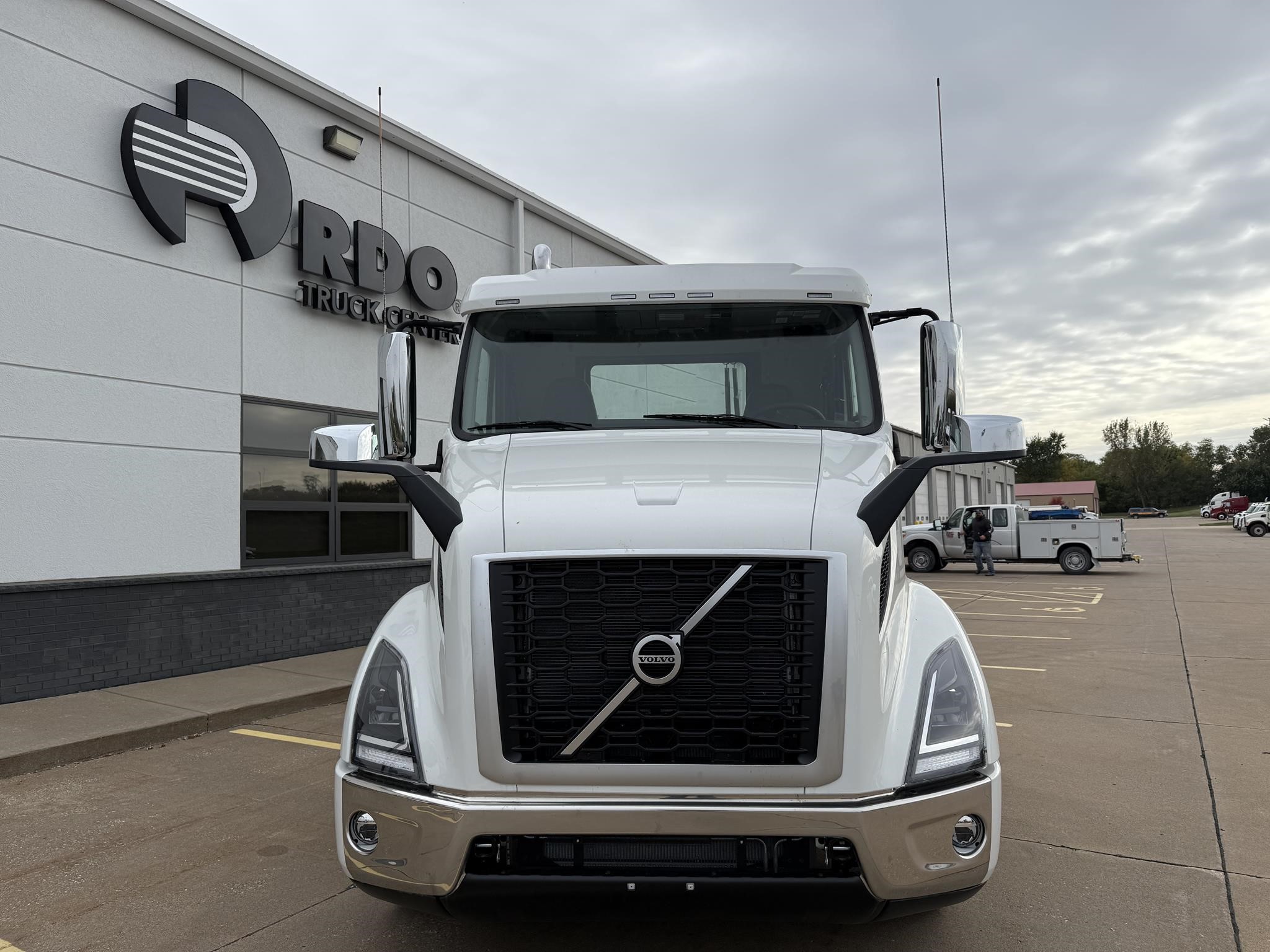 2026 VOLVO VNR64T300 2026 VOLVO VNR64T300 - image 2 of 6