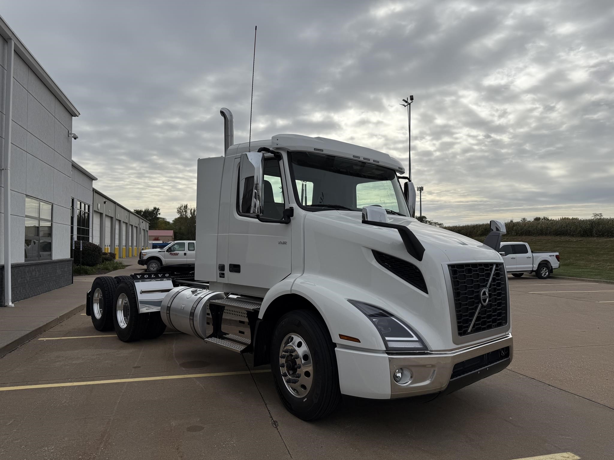 2026 VOLVO VNR64T300 2026 VOLVO VNR64T300 - image 3 of 6