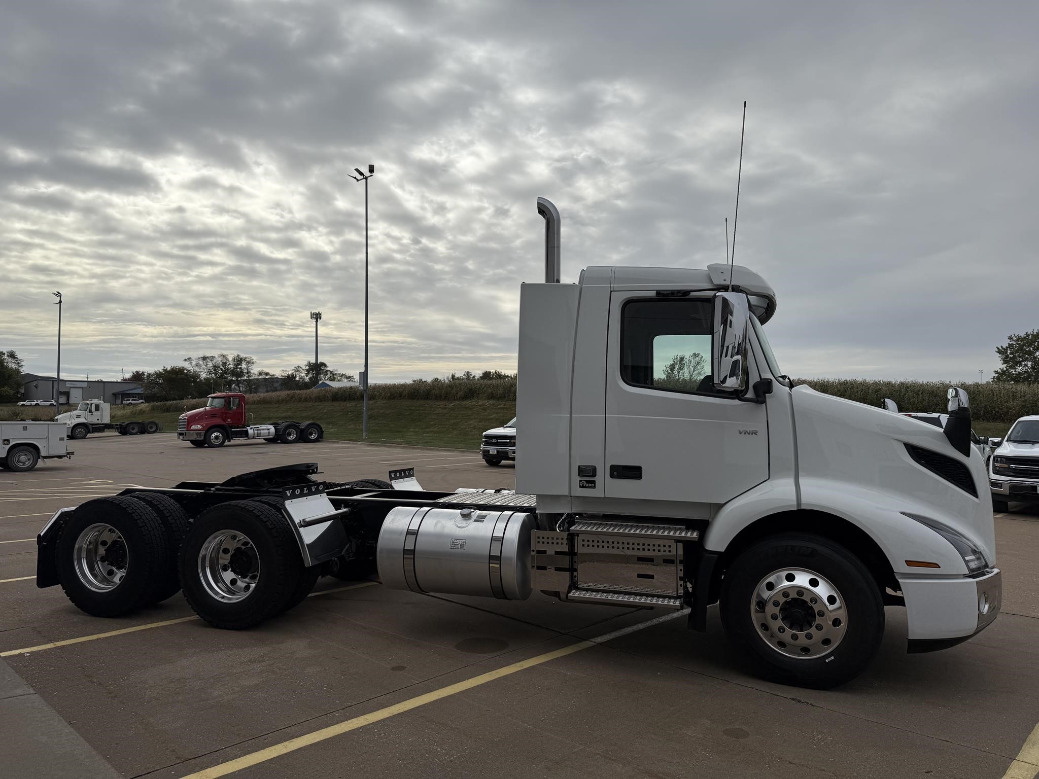 2026 VOLVO VNR64T300 2026 VOLVO VNR64T300 - image 4 of 6