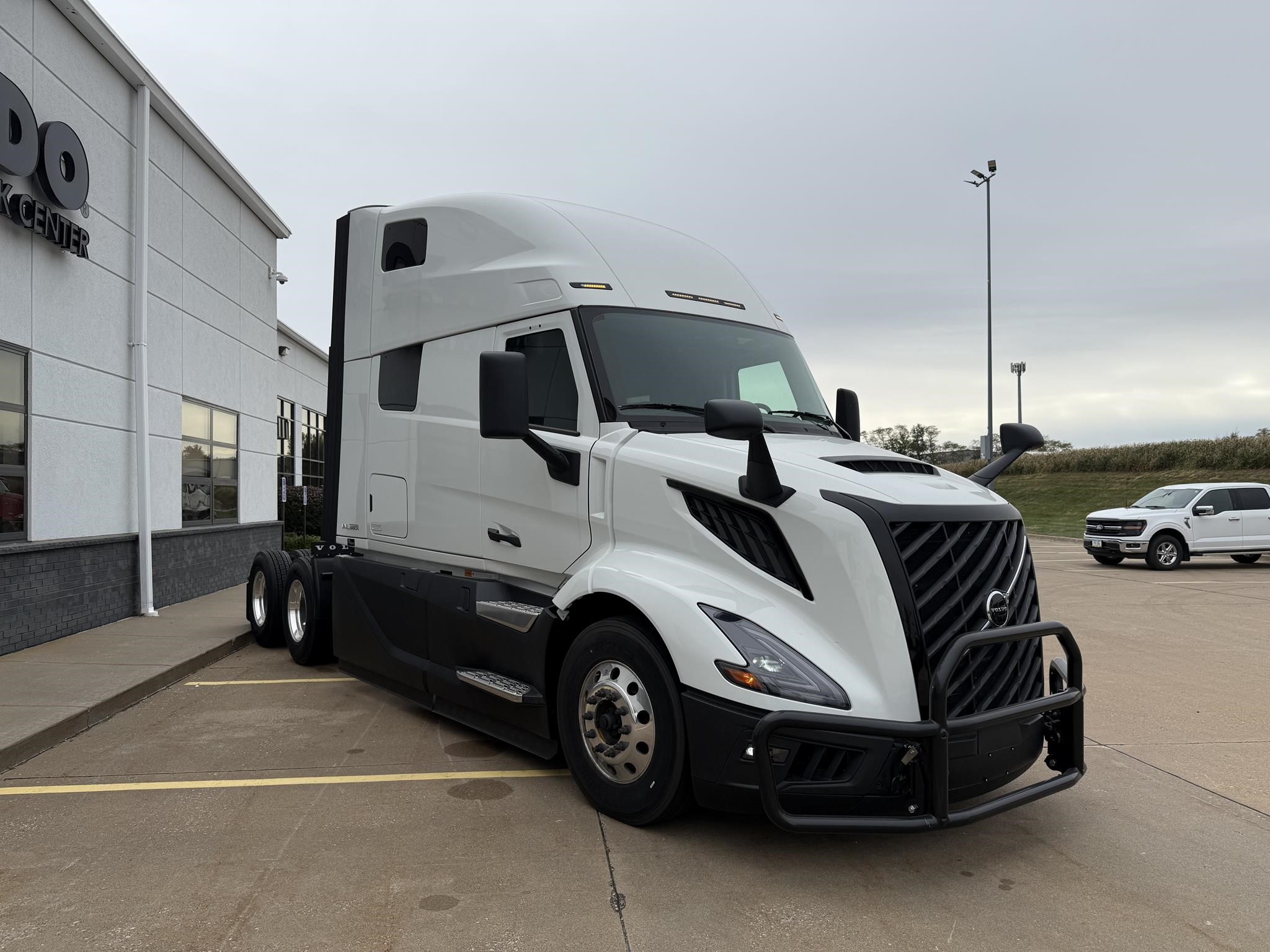 2026 VOLVO VNL64T860 2026 VOLVO VNL64T860 - image 3 of 6