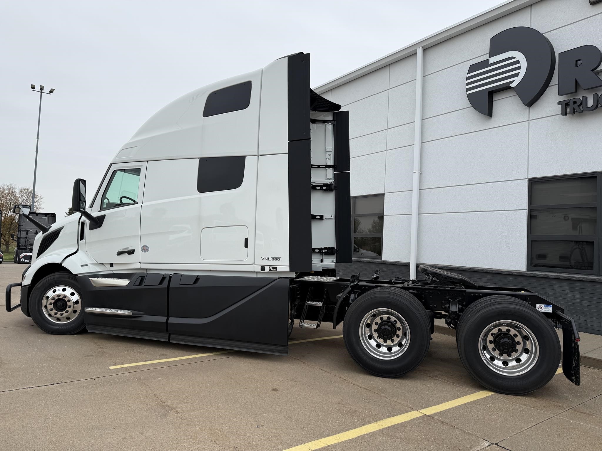 2026 VOLVO VNL64T860 2026 VOLVO VNL64T860 - image 6 of 6