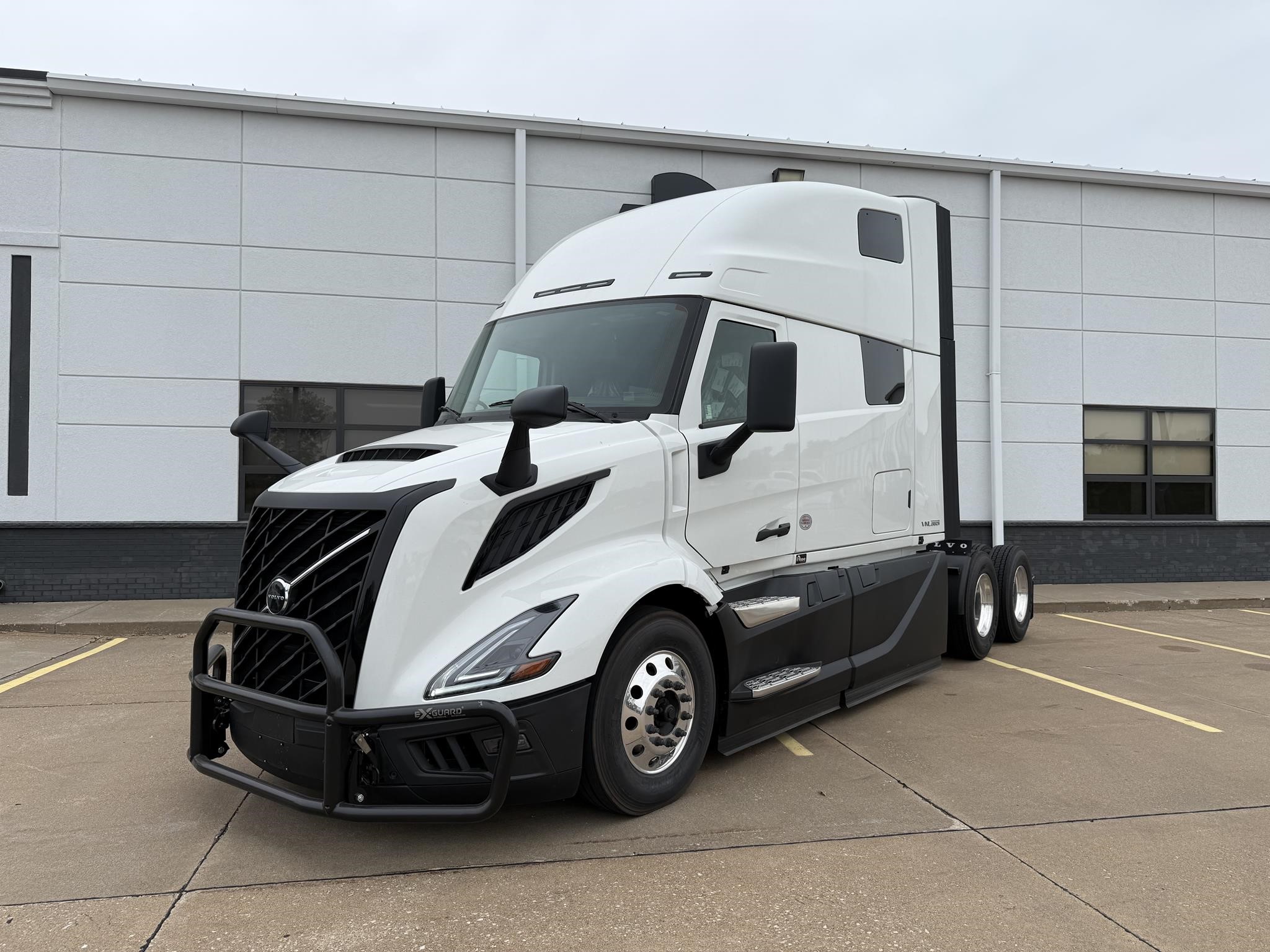 2026 VOLVO VNL64T860 2026 VOLVO VNL64T860 - image 1 of 6