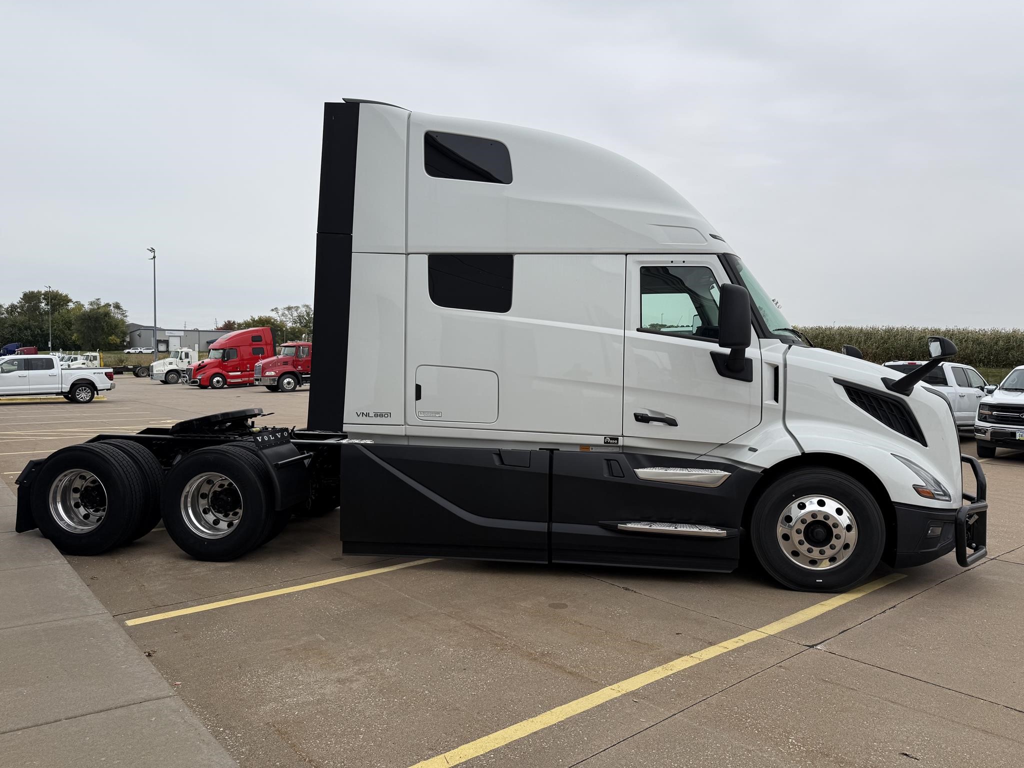 2026 VOLVO VNL64T860 2026 VOLVO VNL64T860 - image 4 of 6