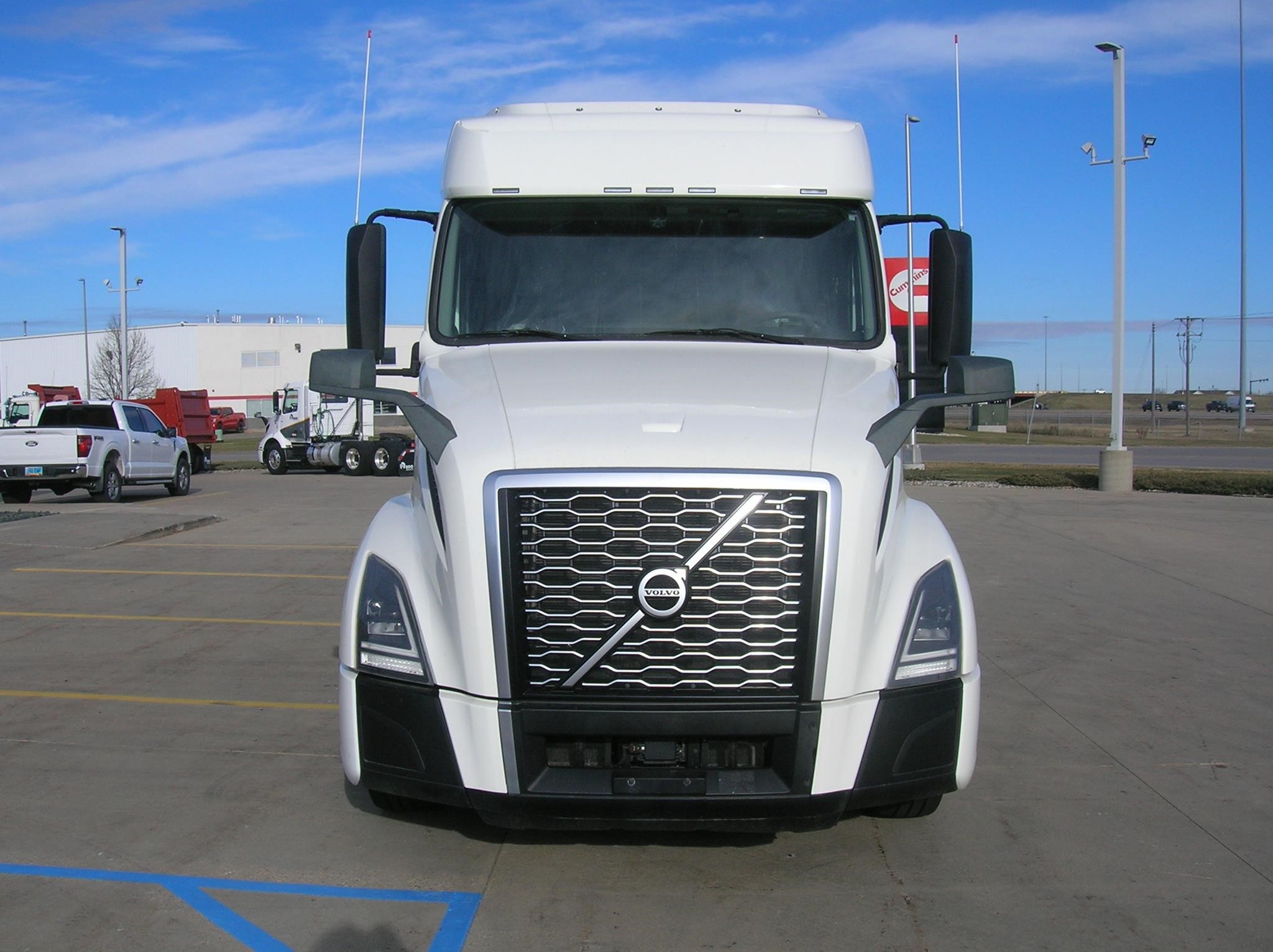 2019 VOLVO VNL64T740 2019 VOLVO VNL64T740 - image 2 of 6