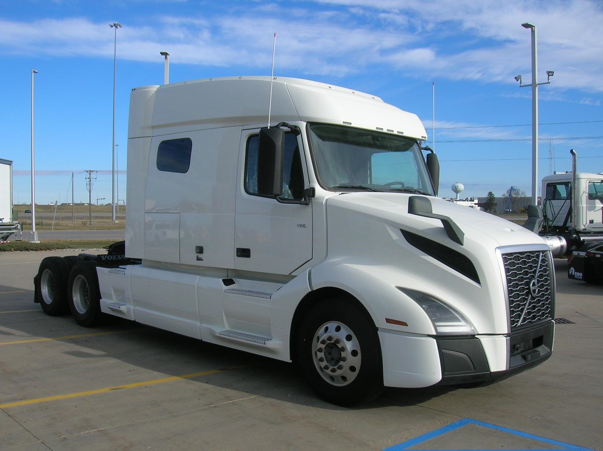 2019 VOLVO VNL64T740 2019 VOLVO VNL64T740 - image 3 of 6