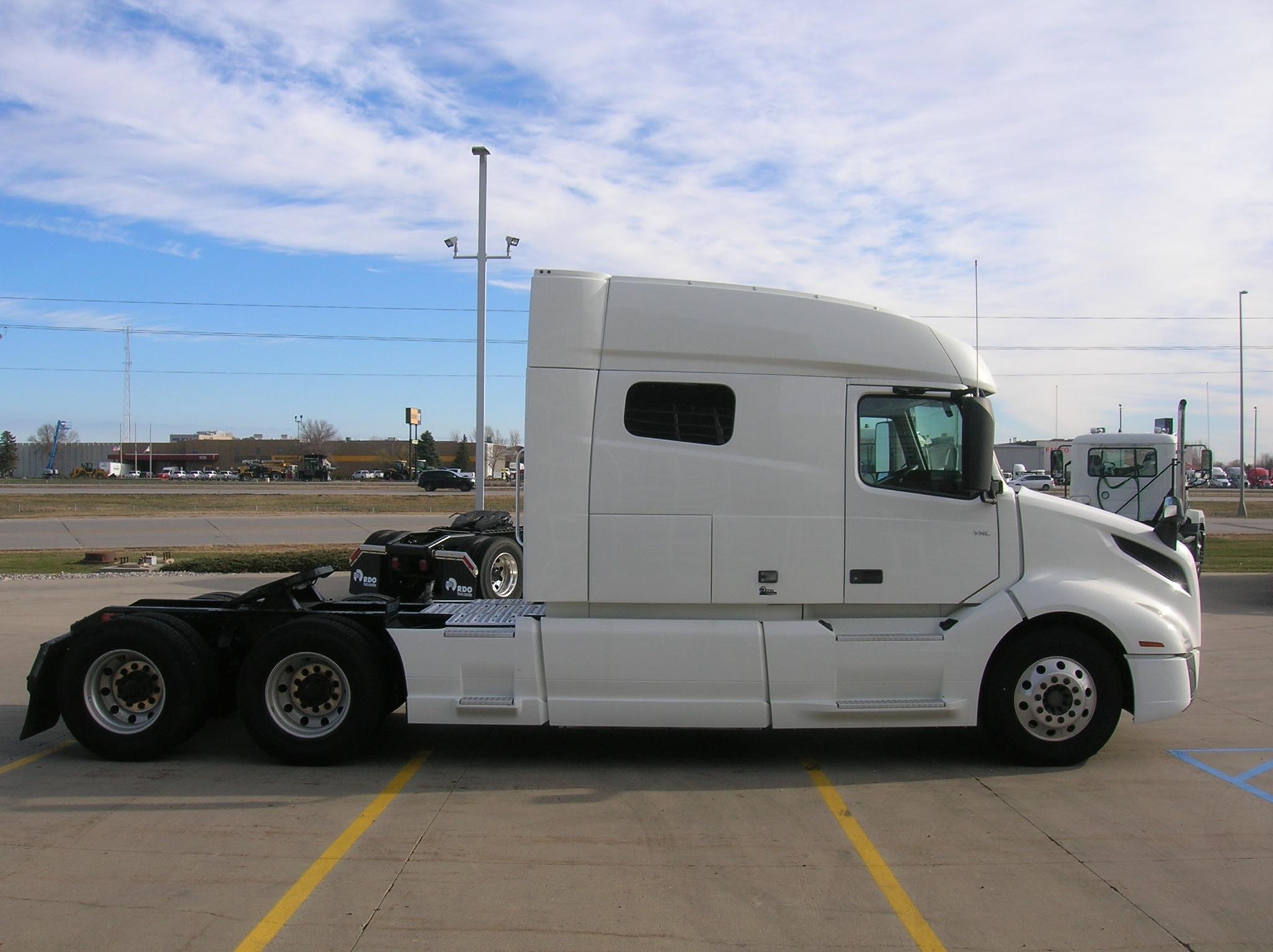 2019 VOLVO VNL64T740 2019 VOLVO VNL64T740 - image 4 of 6