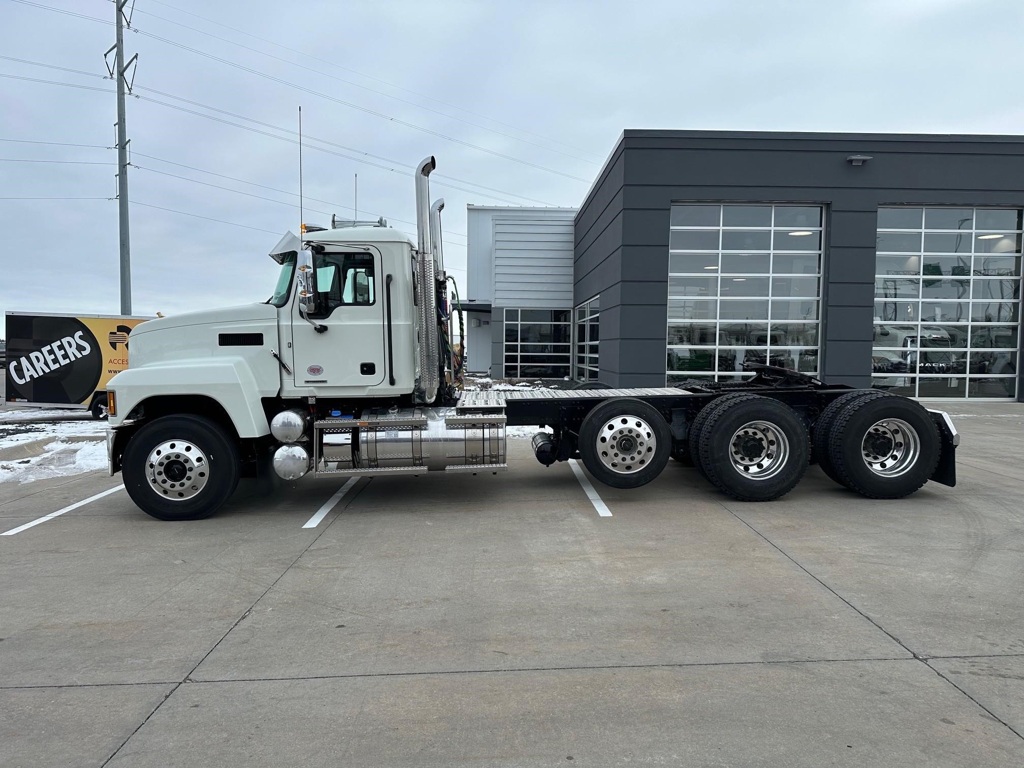 2026 MACK PINNACLE 84T - image 2 of 6