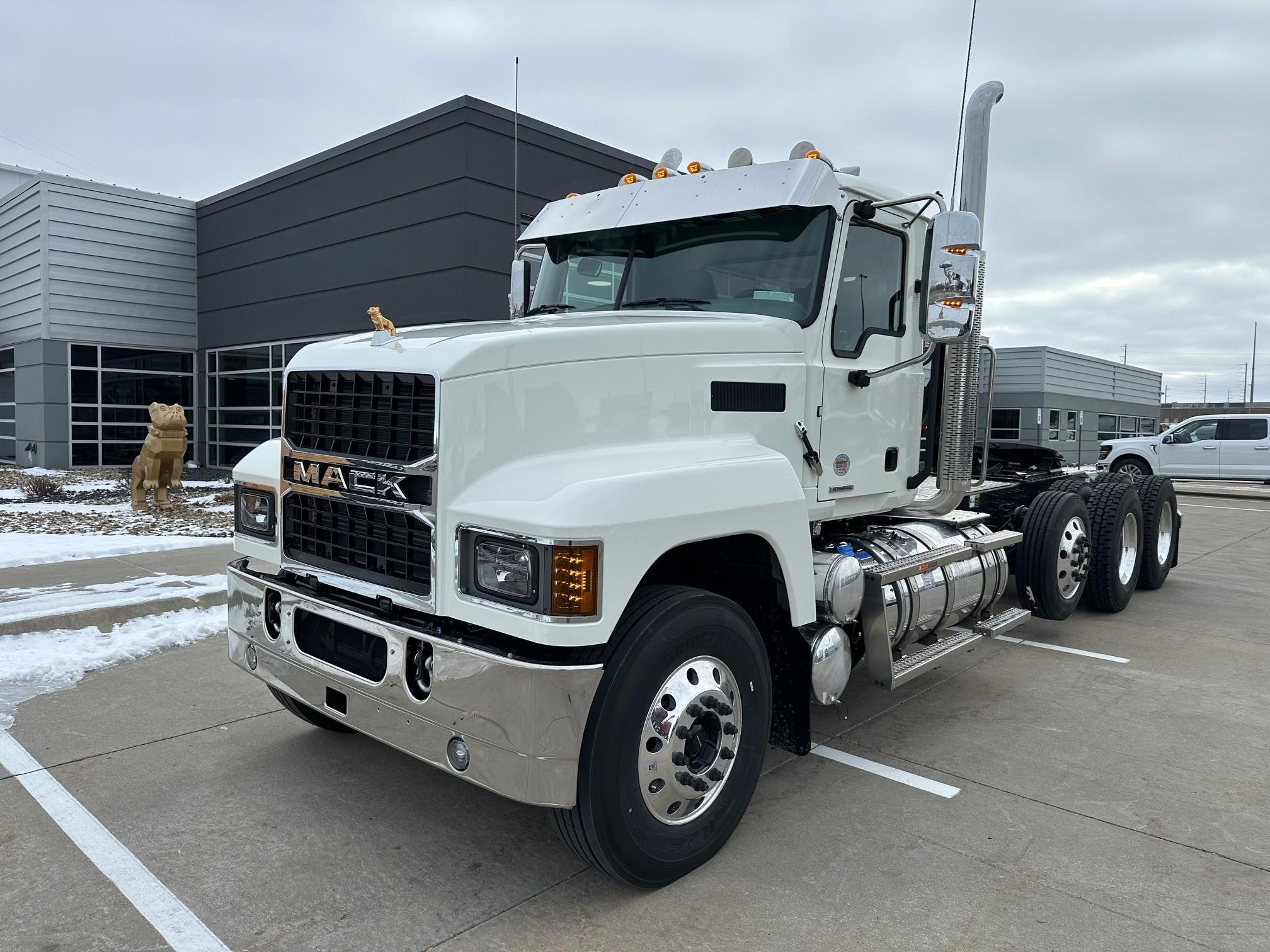 2026 MACK PINNACLE 84T - image 1 of 6