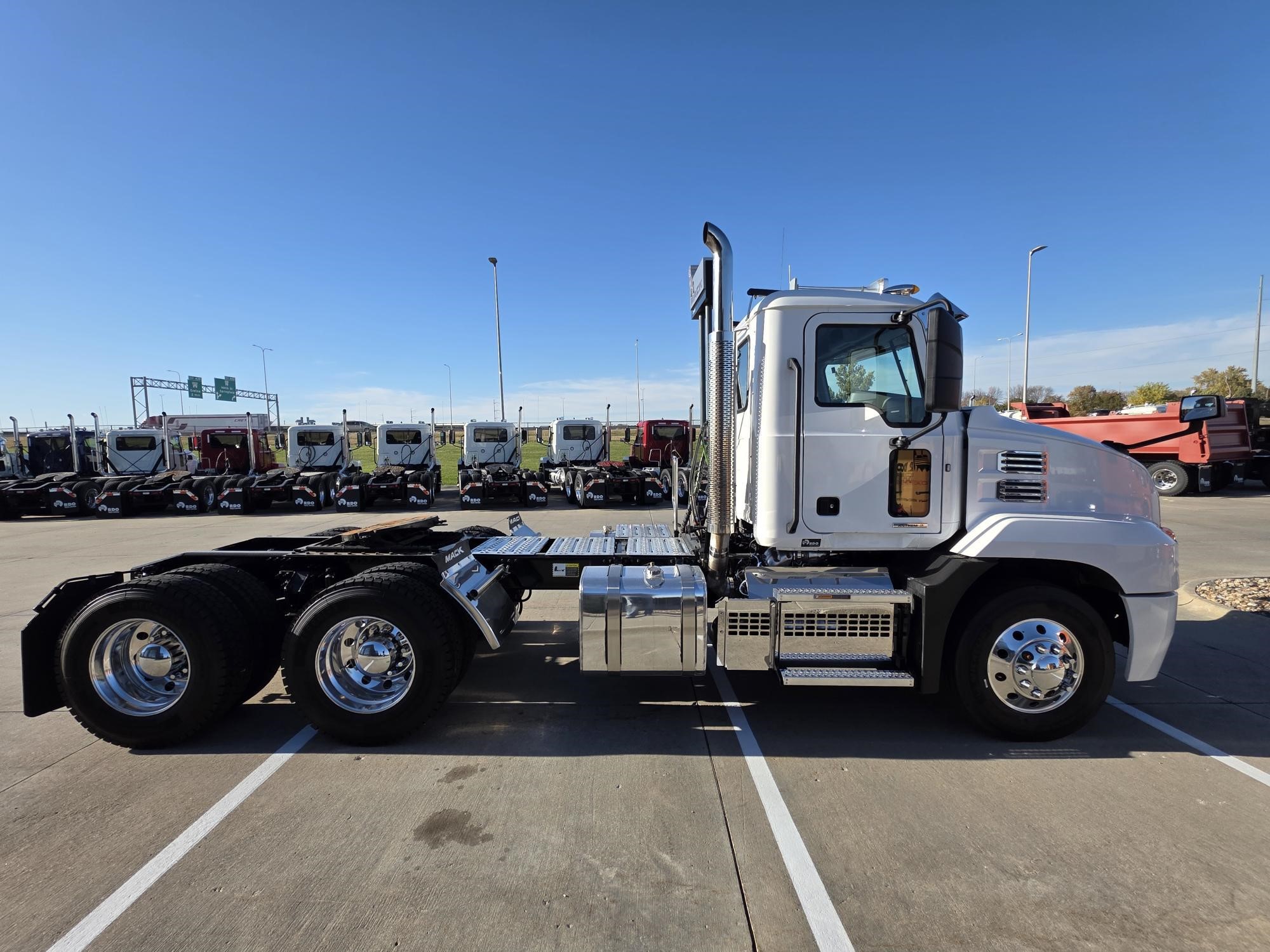 2023 MACK ANTHEM 64T - image 4 of 6