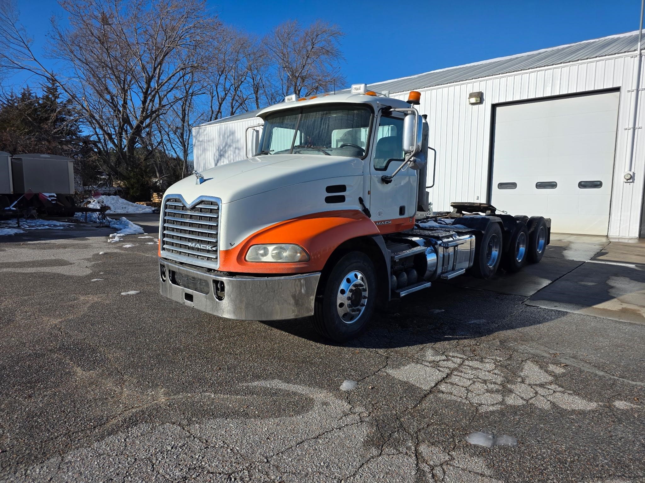 2013 MACK PINNACLE CXU613 - image 1 of 6