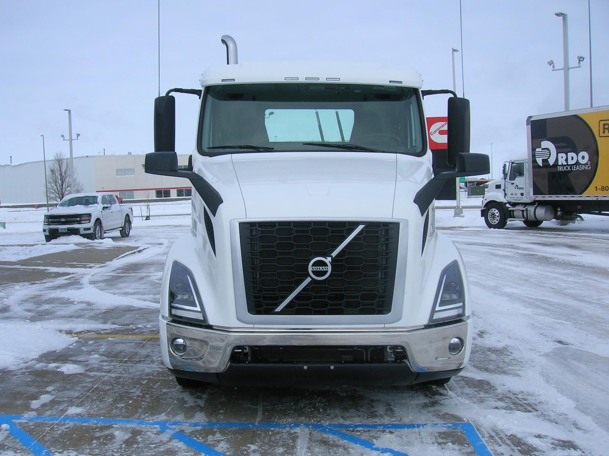 2025 VOLVO VNR64T300 - image 2 of 6