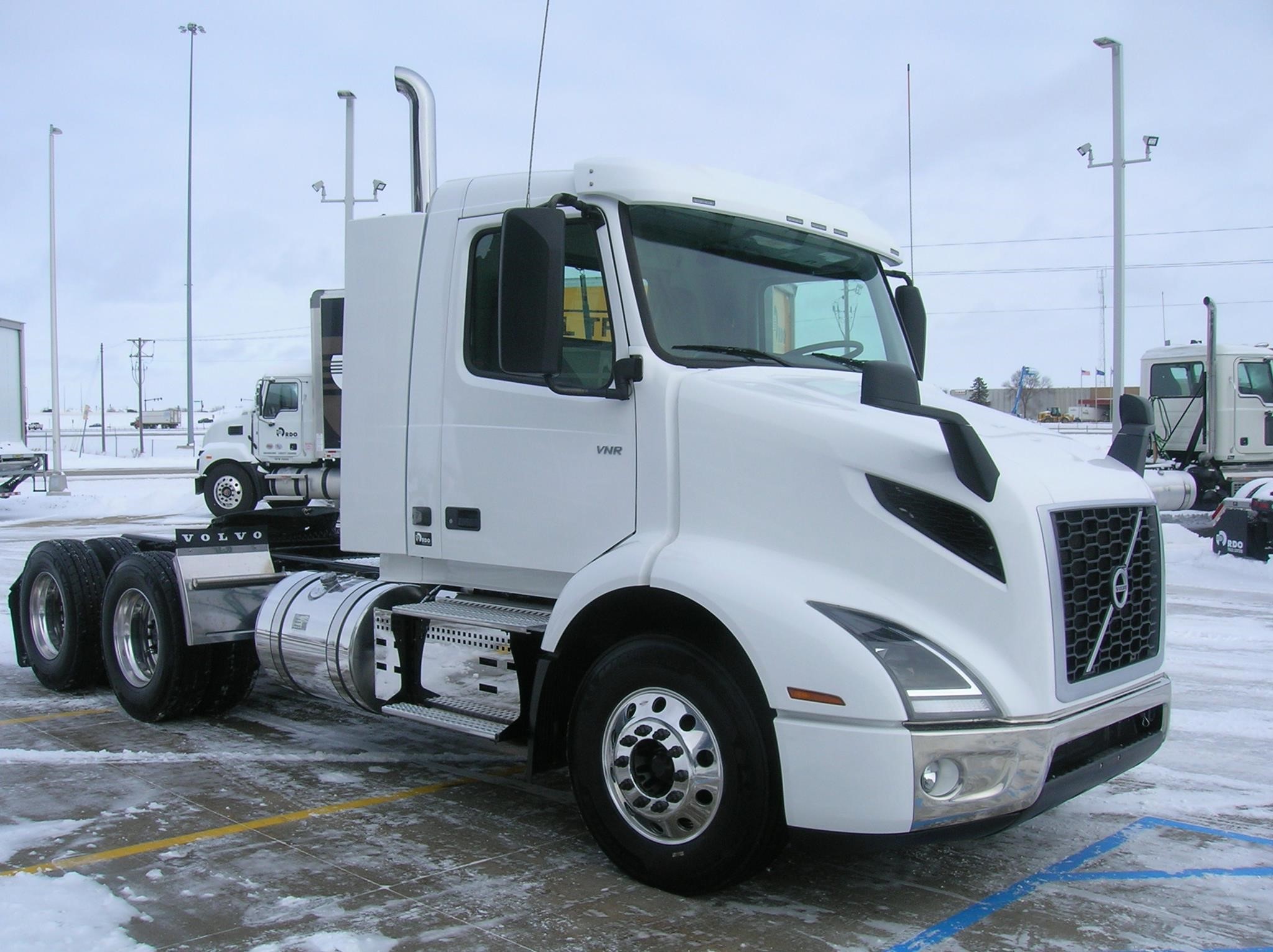 2025 VOLVO VNR64T300 - image 3 of 6