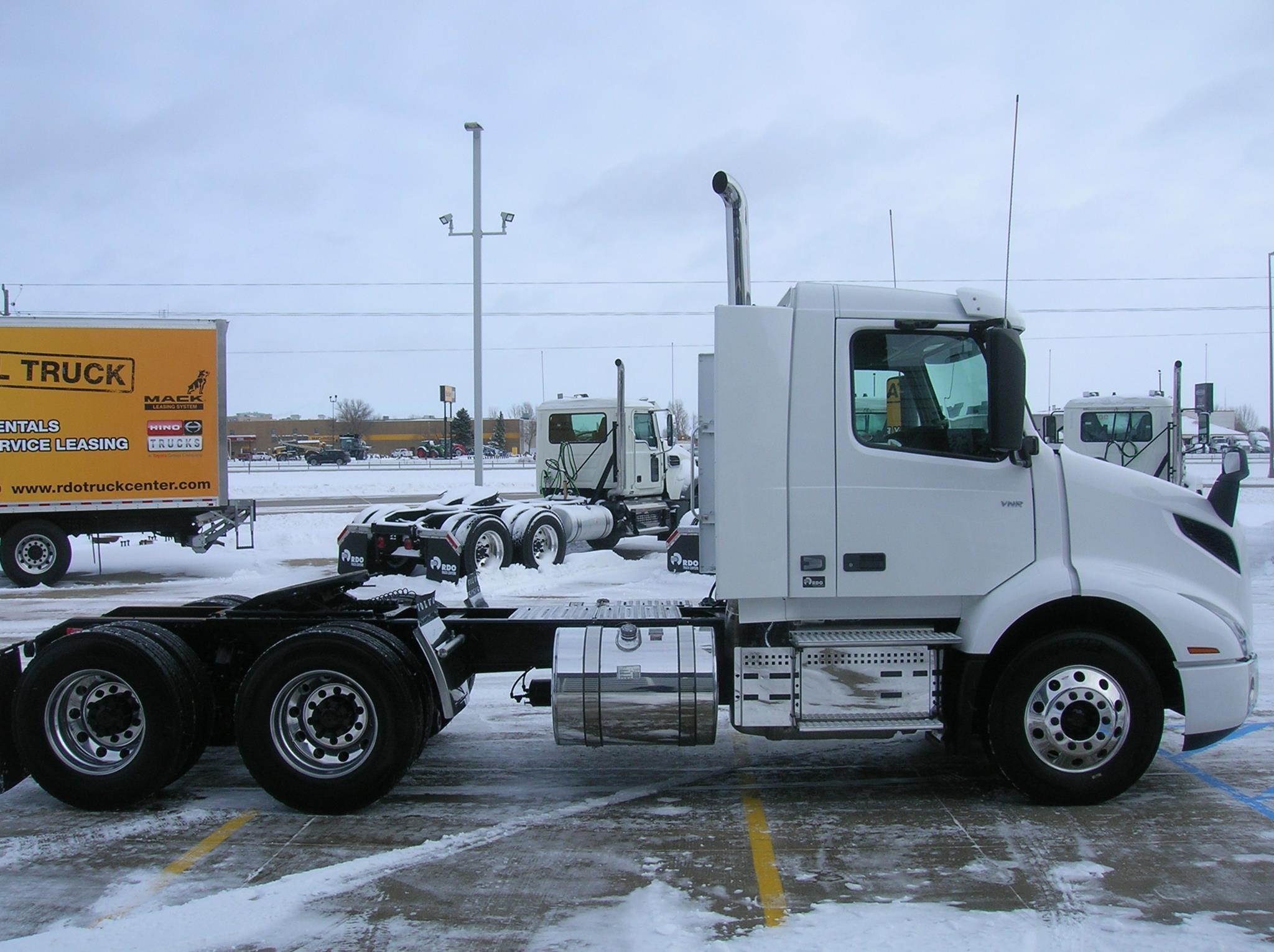 2025 VOLVO VNR64T300 - image 4 of 6