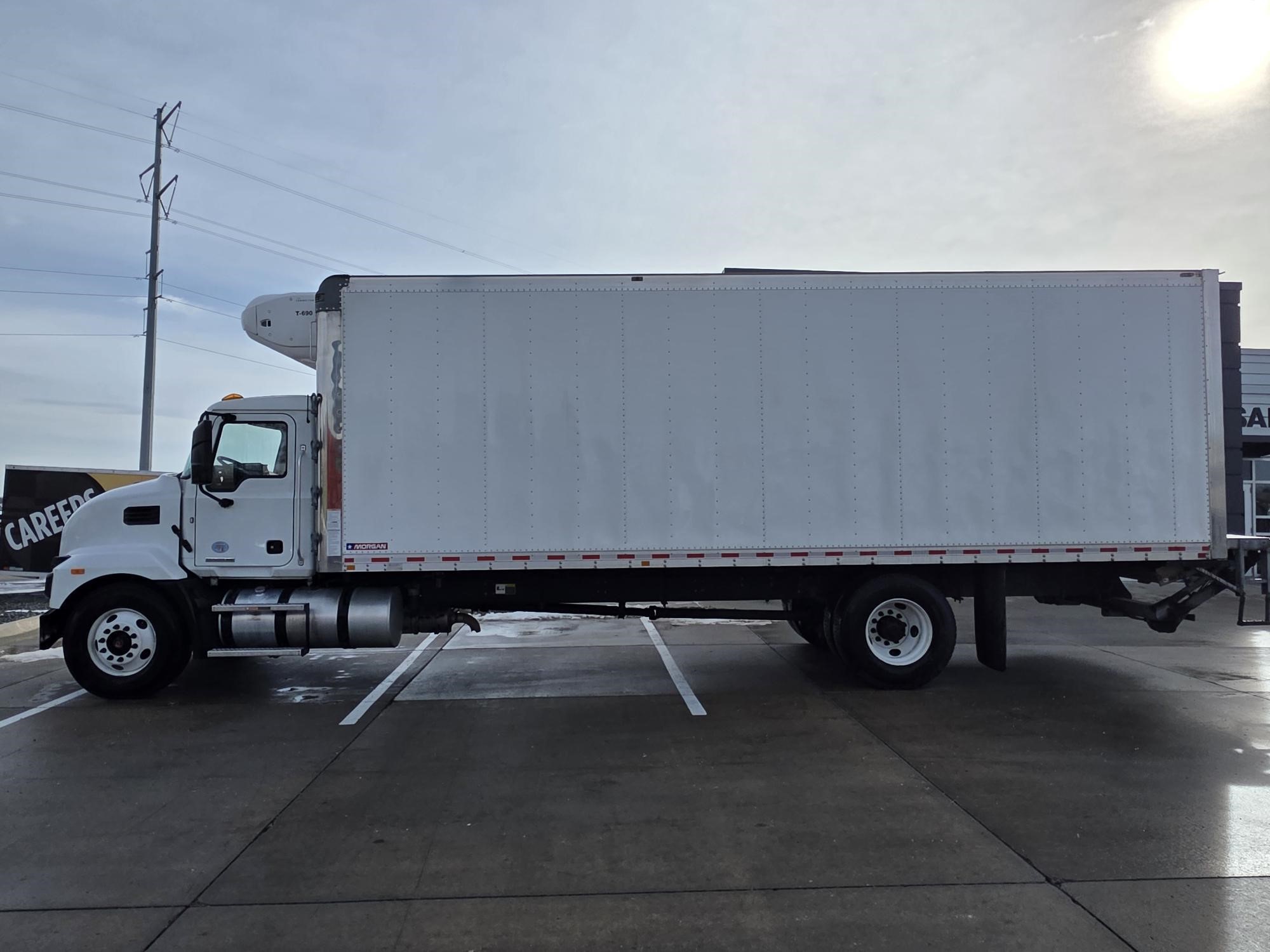 2022 MACK MD6 - image 2 of 6