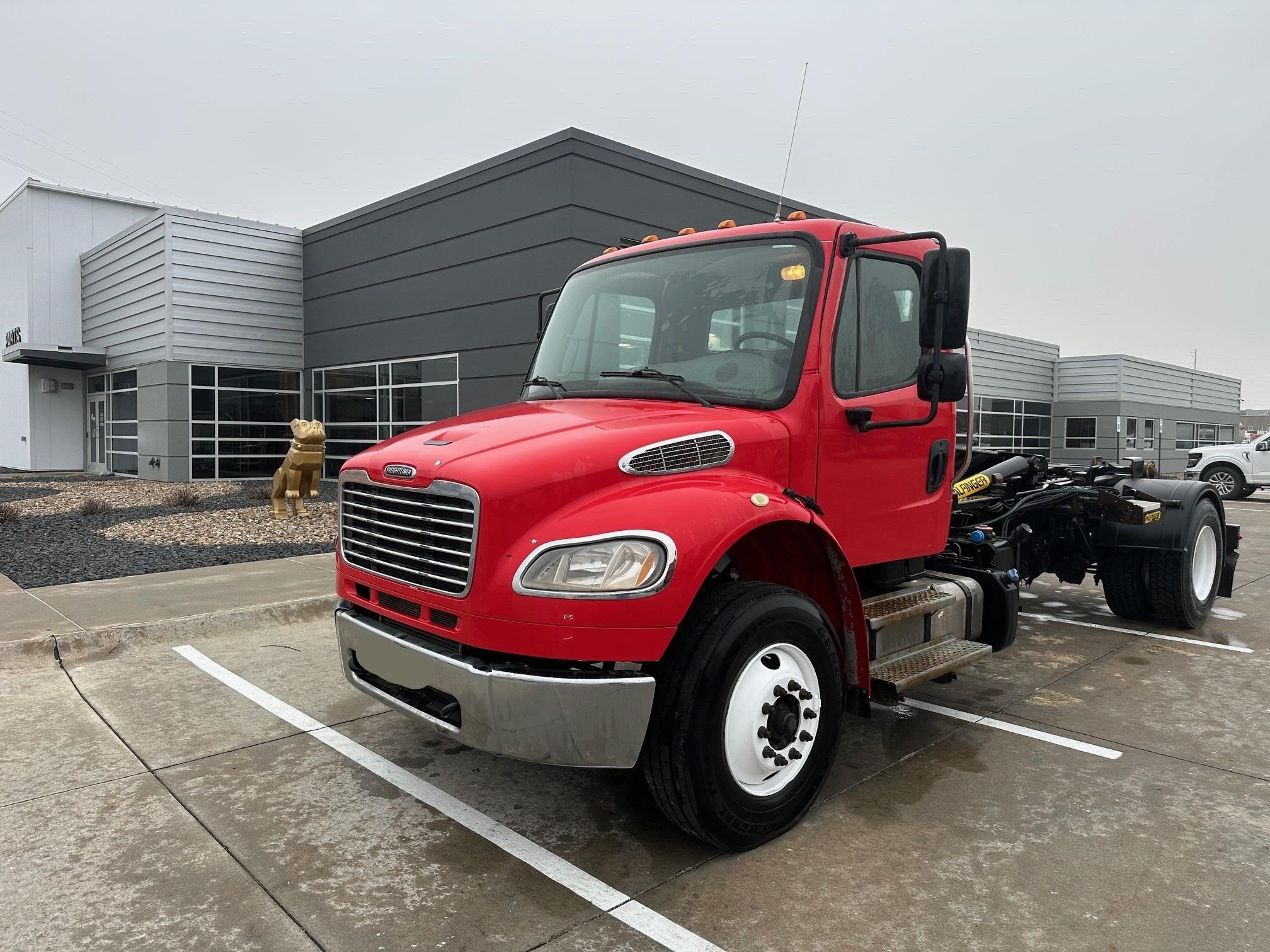2019 FREIGHTLINER BUSINESS CLASS M2 106 - image 1 of 6