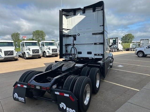 2026 VOLVO VNL64T860 - image 3 of 6