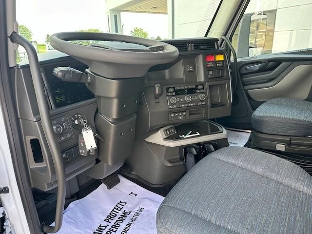 2026 VOLVO VNL64T860 - image 5 of 6