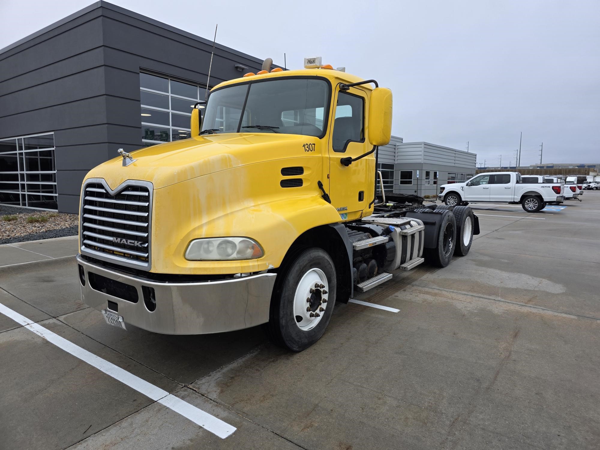 2015 MACK PINNACLE CXU613 - image 1 of 6