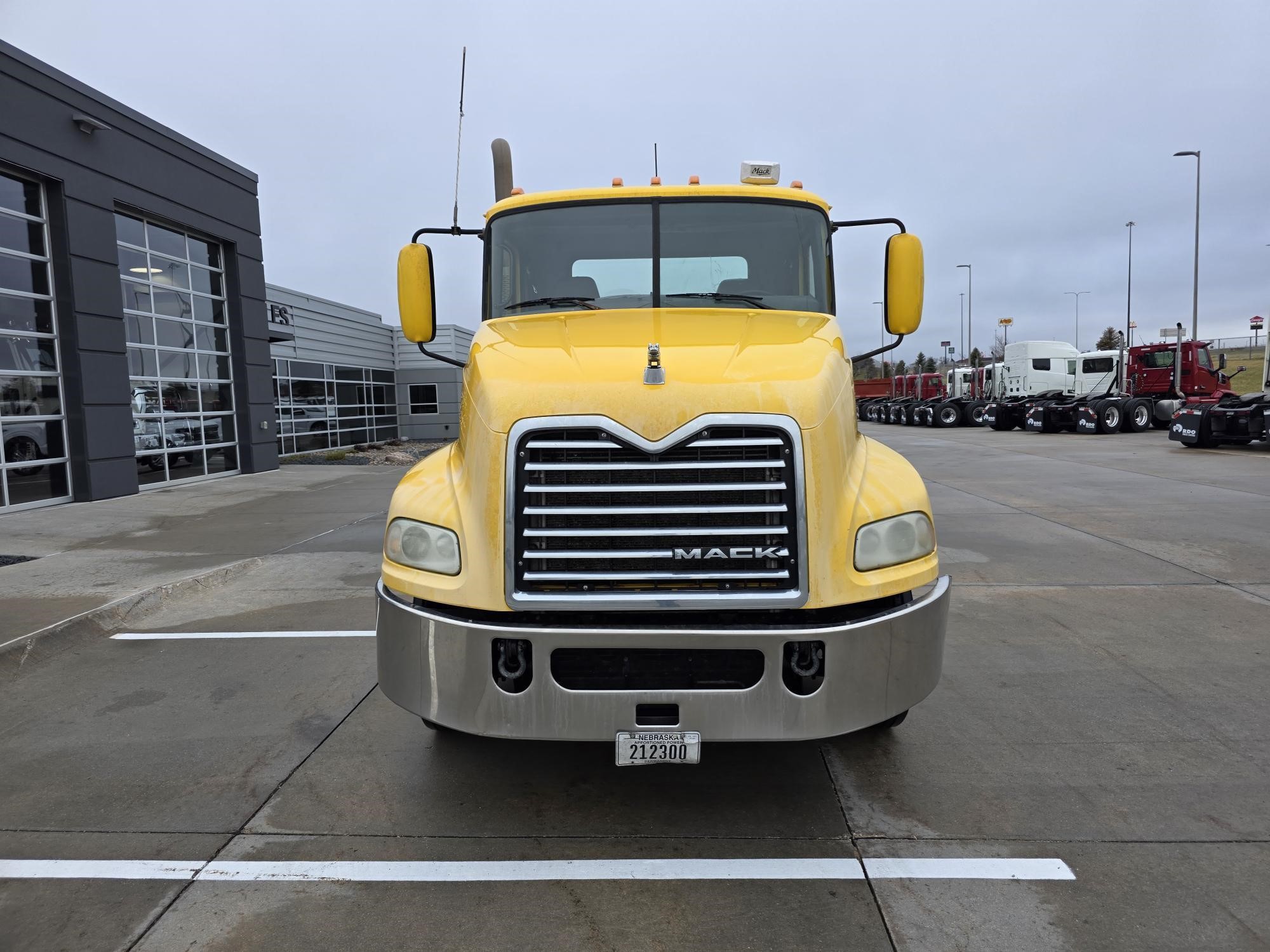2015 MACK PINNACLE CXU613 - image 2 of 6