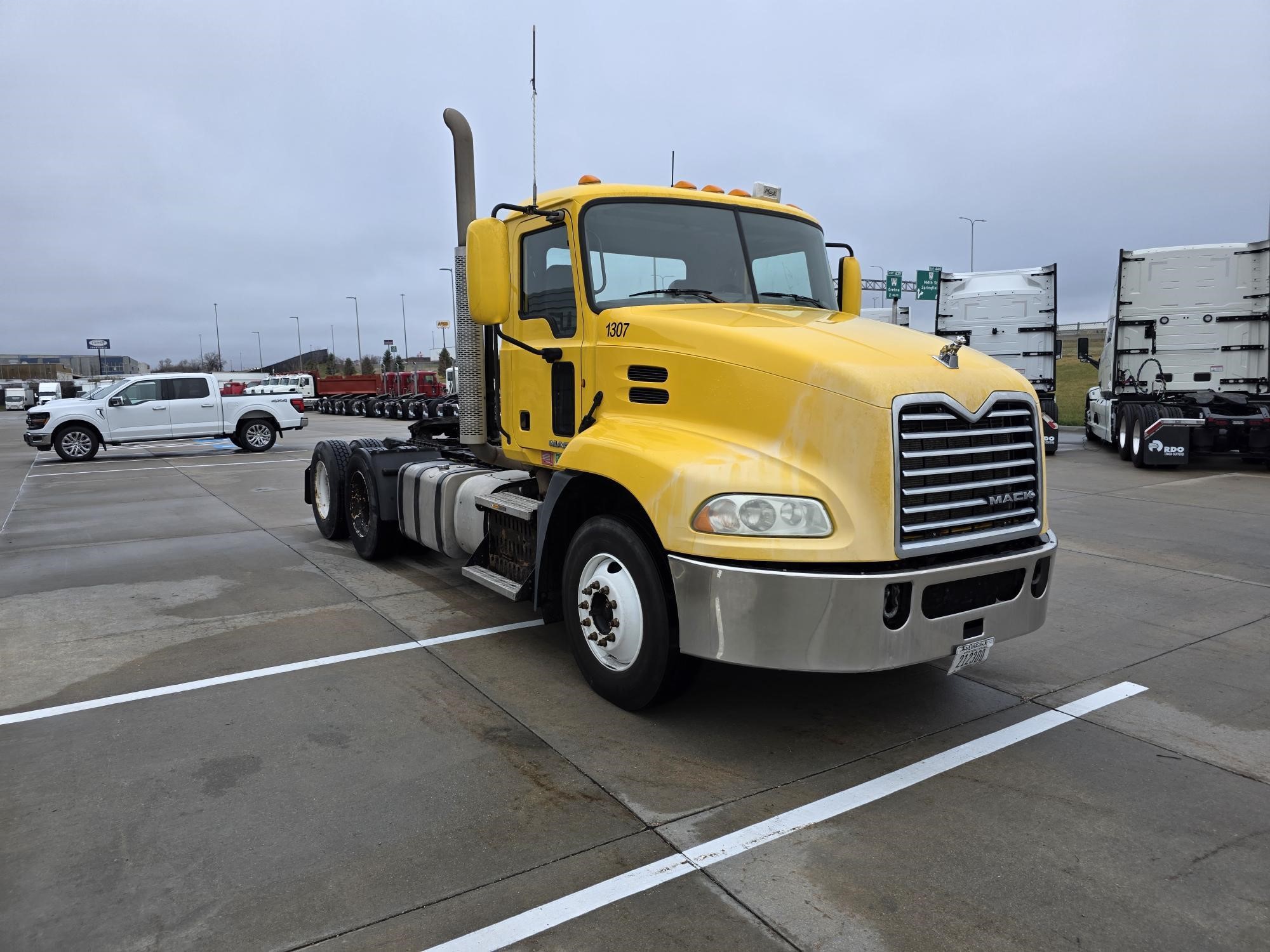 2015 MACK PINNACLE CXU613 - image 3 of 6