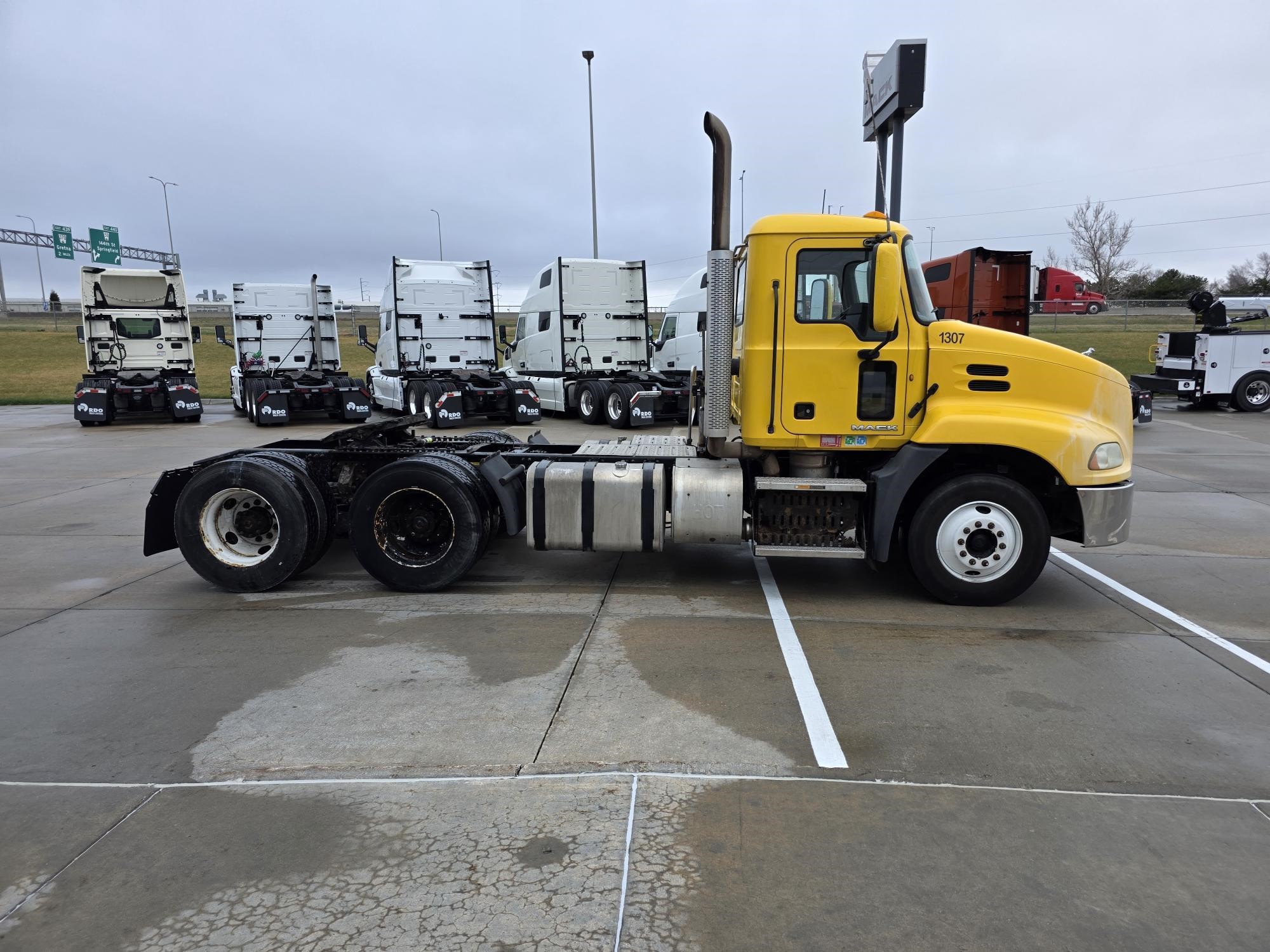 2015 MACK PINNACLE CXU613 - image 4 of 6