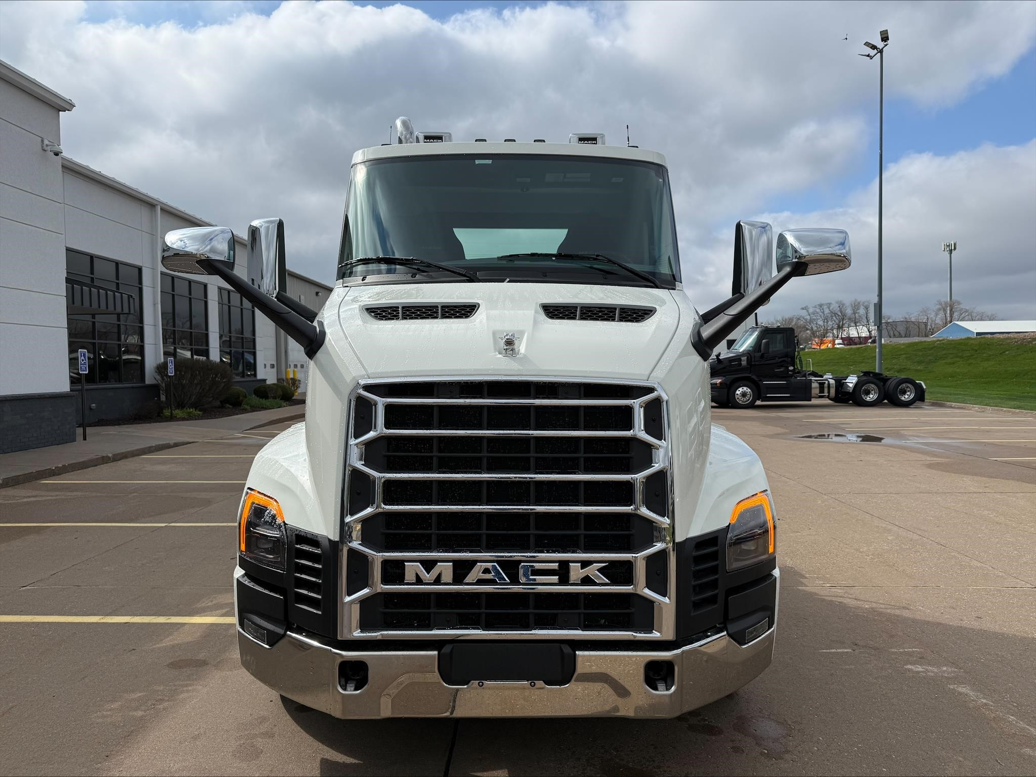 2027 MACK ANTHEM 64T - image 2 of 6