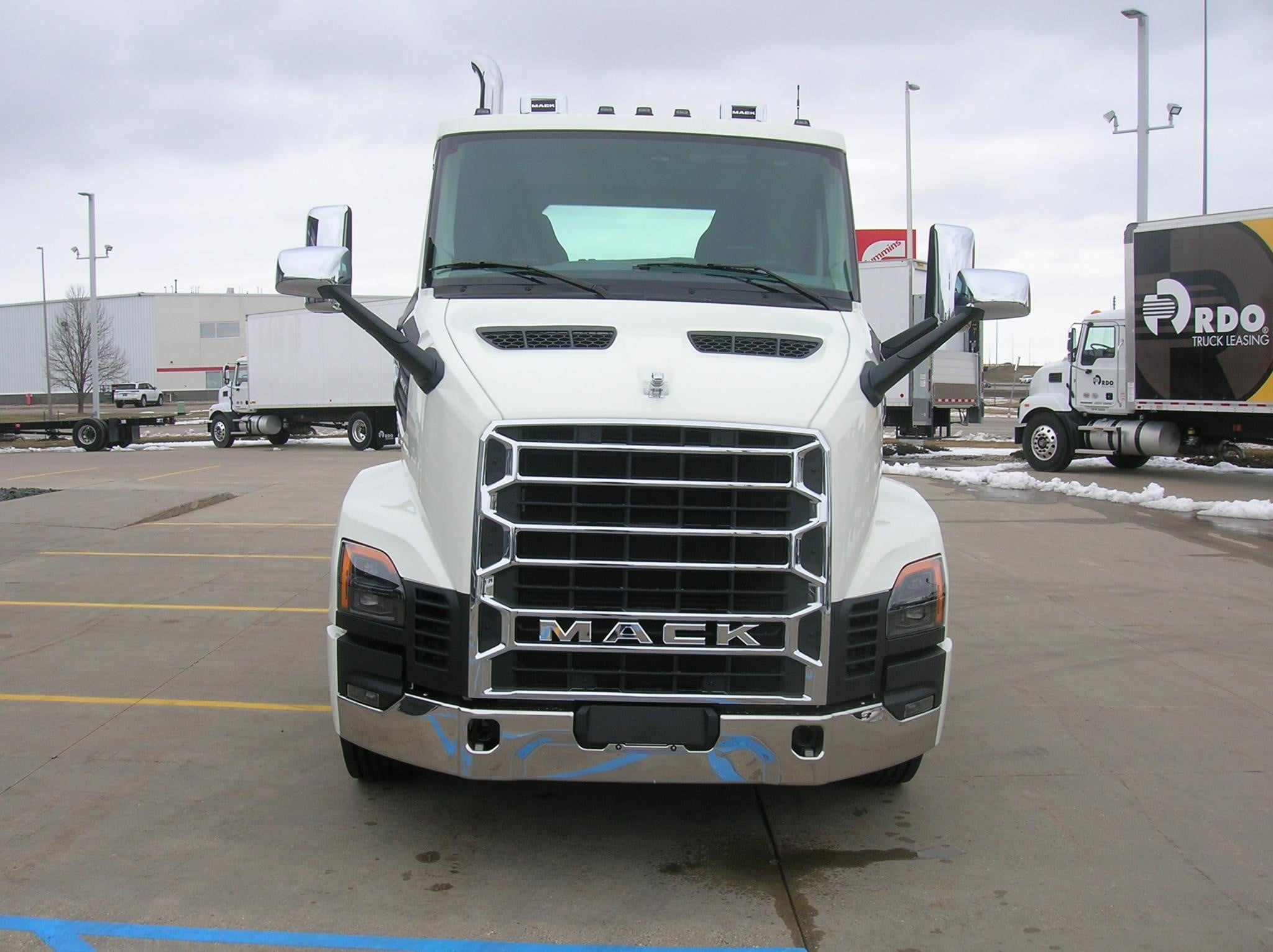 2027 MACK ANTHEM 64T - image 2 of 6