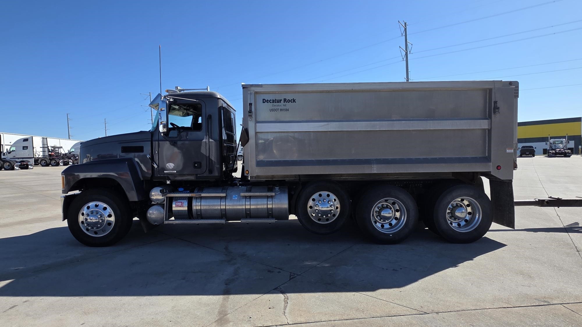 2021 MACK PINNACLE 64R - image 2 of 6