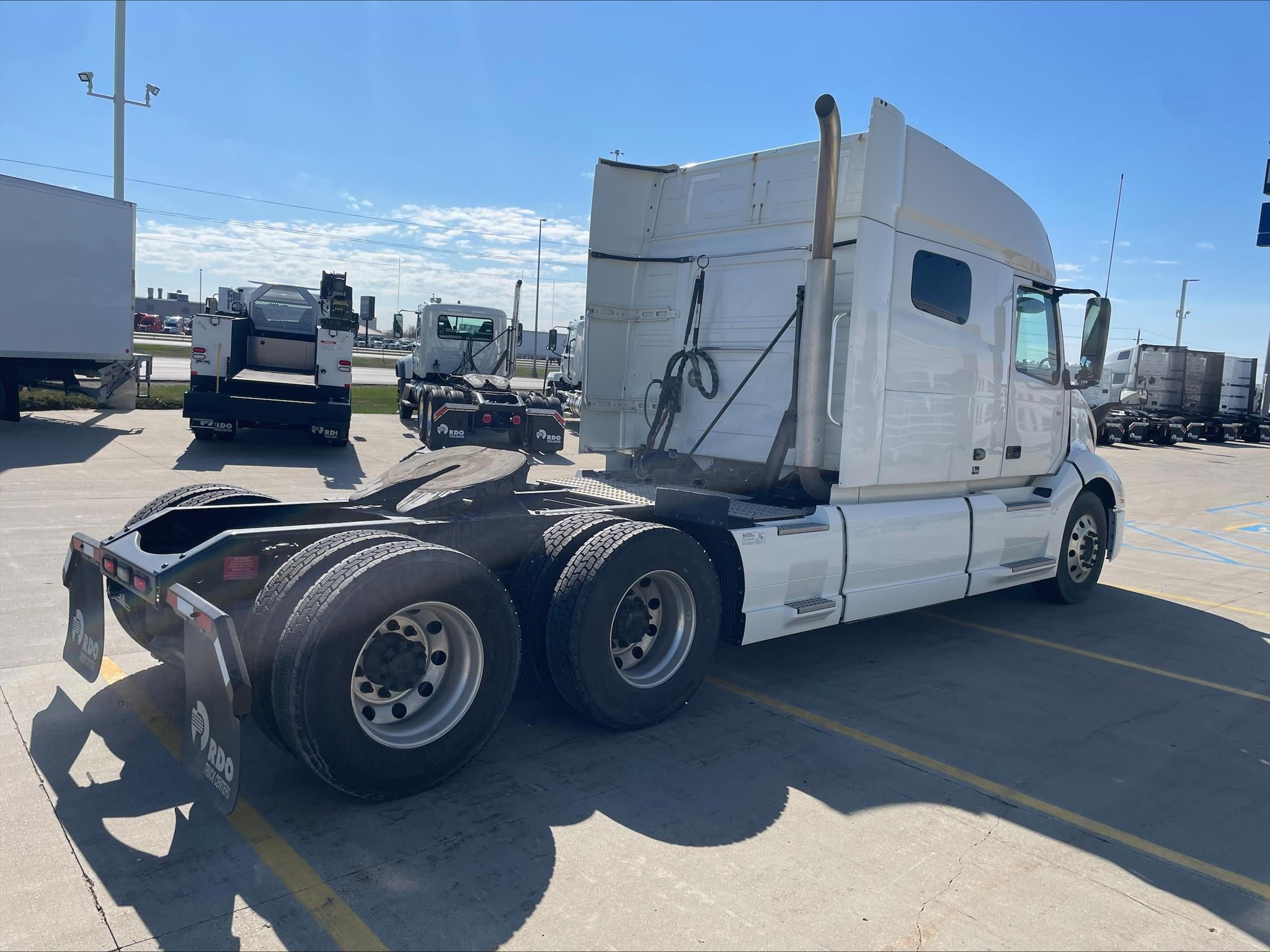 2021 VOLVO VNL64T740 - image 5 of 6