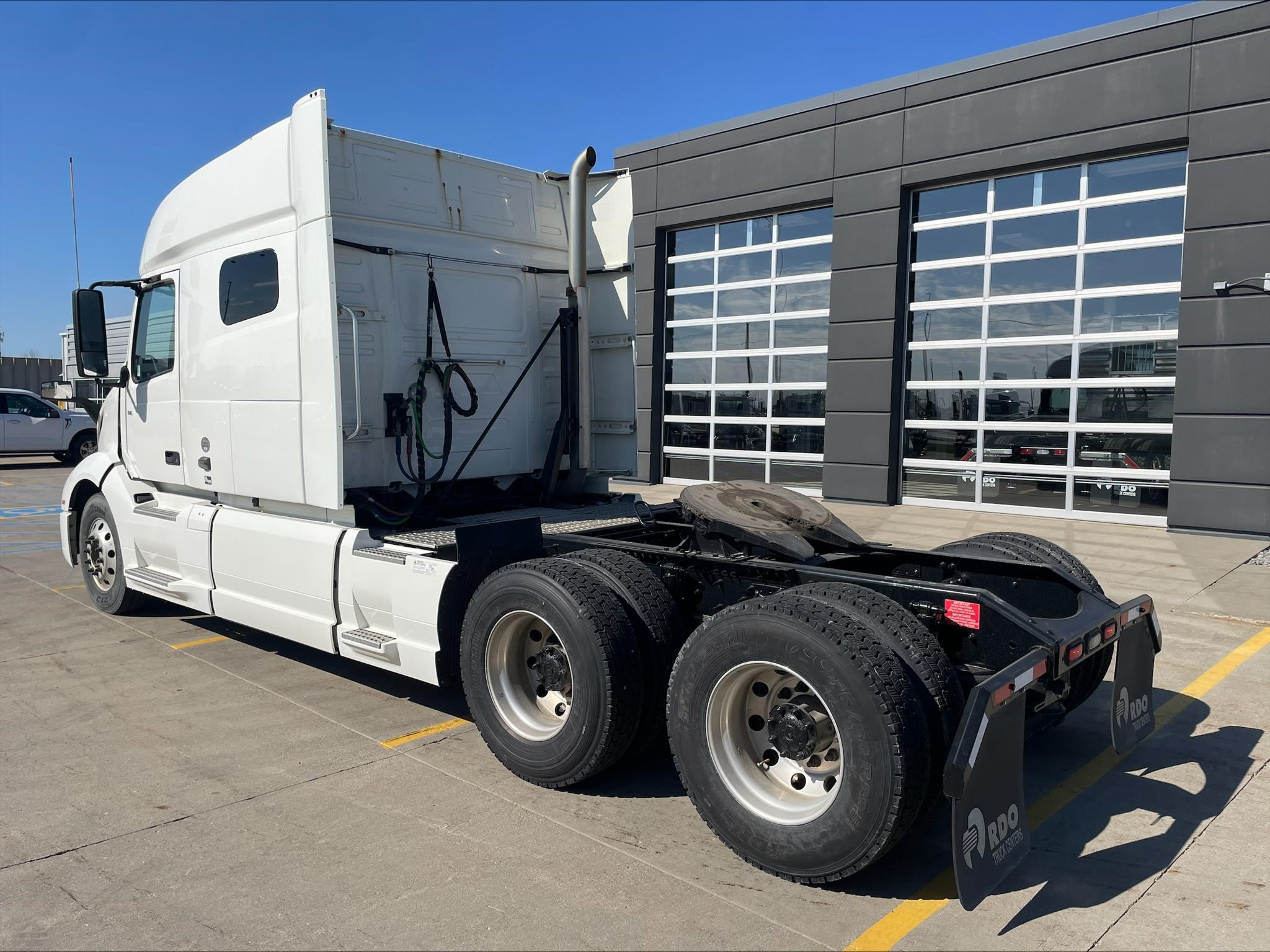 2021 VOLVO VNL64T740 - image 3 of 6