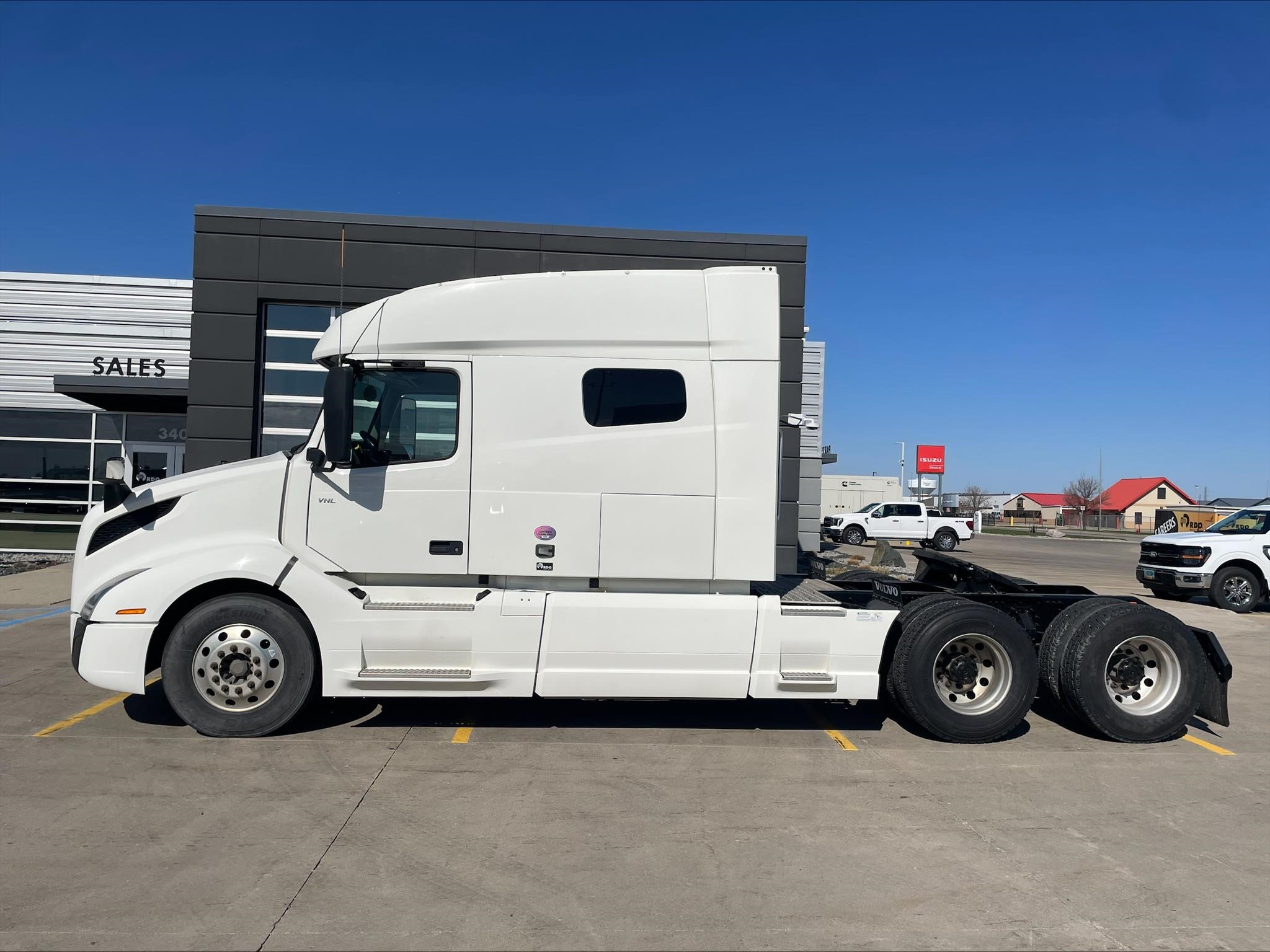 2021 VOLVO VNL64T740 - image 2 of 6